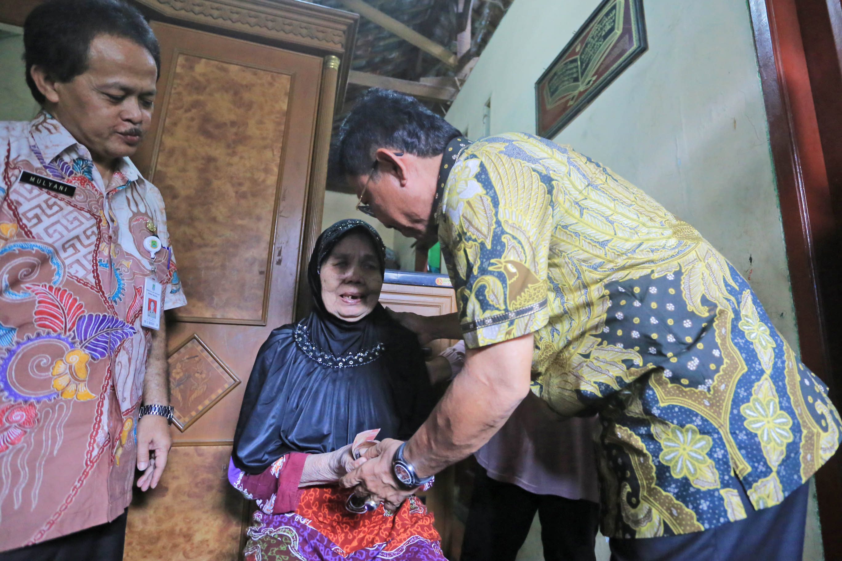 IMG-pemkot-kembali-salurkan-bansos-ke-300-disabilitas-di-kota-tangerang