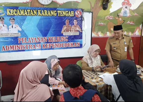 IMG-sasar-beberapa-sekolah-kecamatan-karang-tengah-dorong-pelayanan-keliling-administrasi-kependudukan