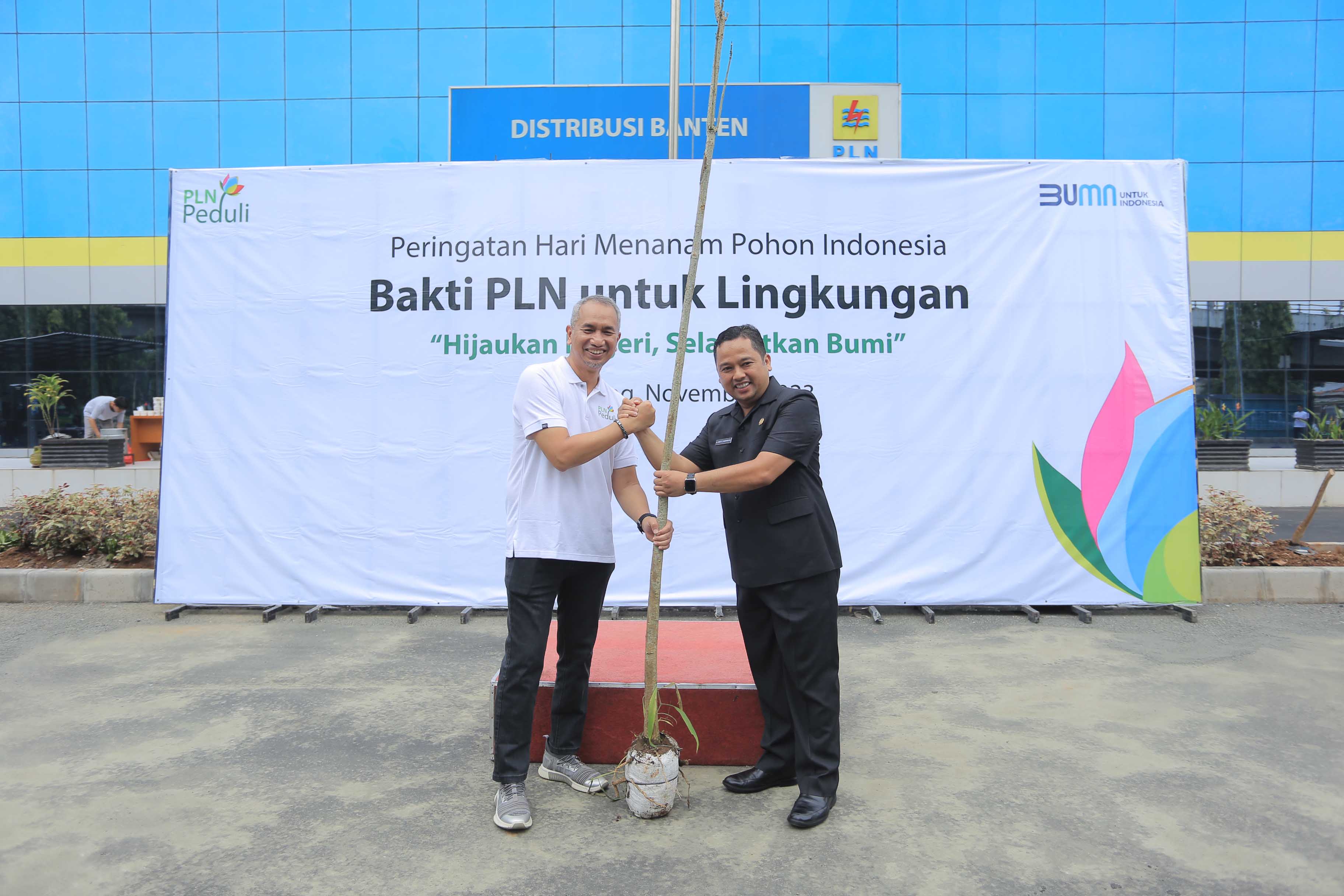 IMG-aksi-tanam-pohon-bersama-pln-arief-jaga-selalu-lingkungan-dan-hemat-listrik