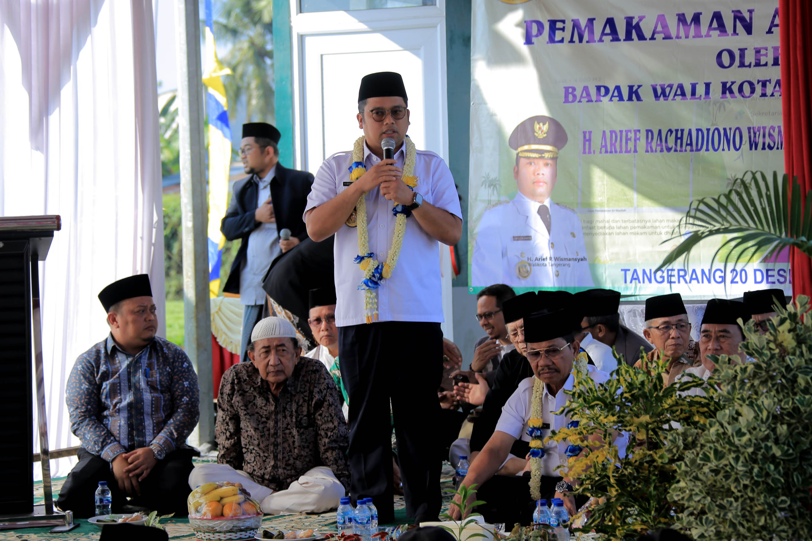 IMG-arief-sachrudin-resmikan-makam-al-wasilah-di-cipondoh