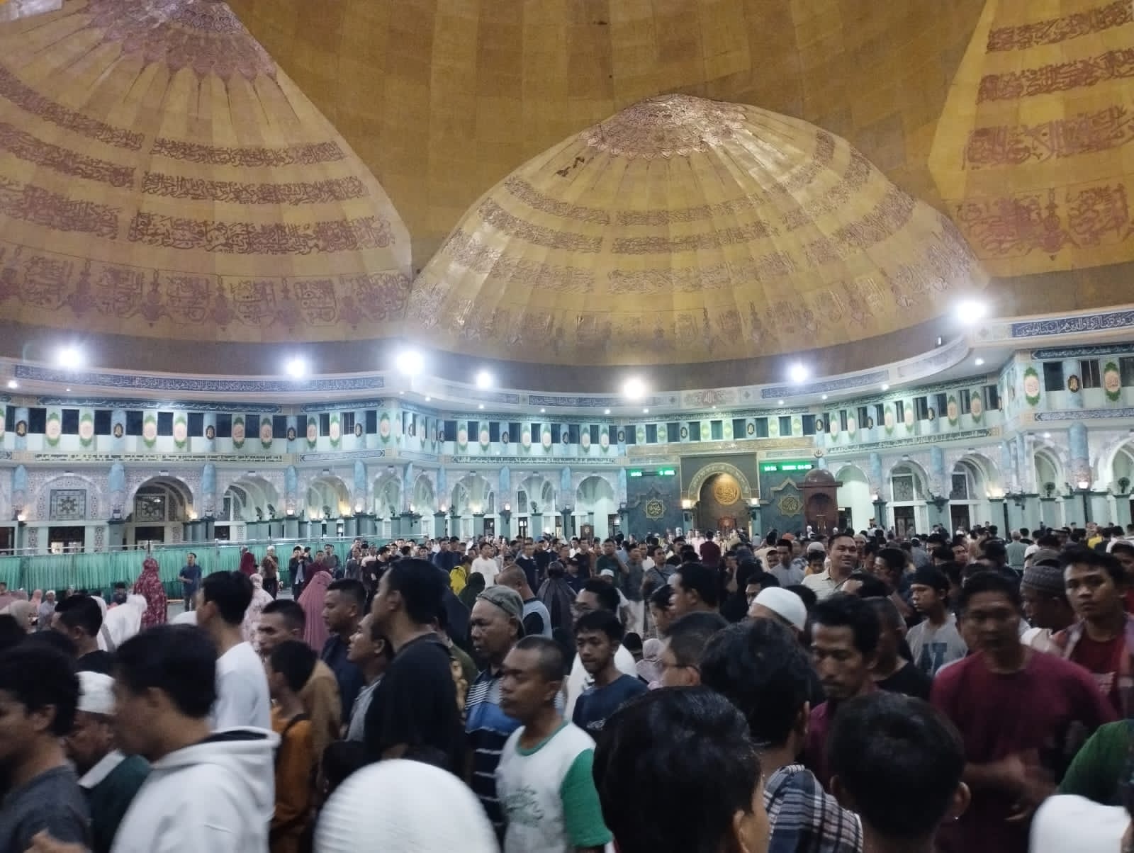 IMG-antusias-liburan-tahun-baru-ke-masjid-raya-al-a-zhom-pengunjung-kagum-dengan-hasil-pembangunannya