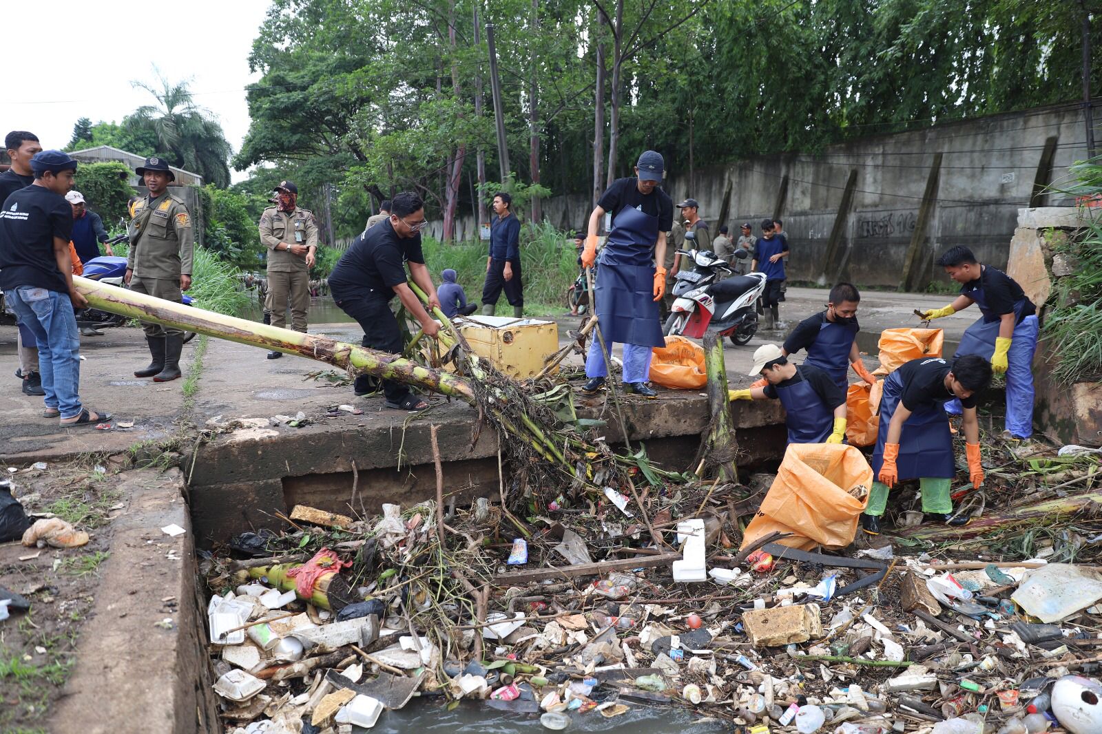 IMG-antisipasi-banjir-banksasuci-ajak-warga-kota-tangerang-bersihkan-kali-dan-sungai