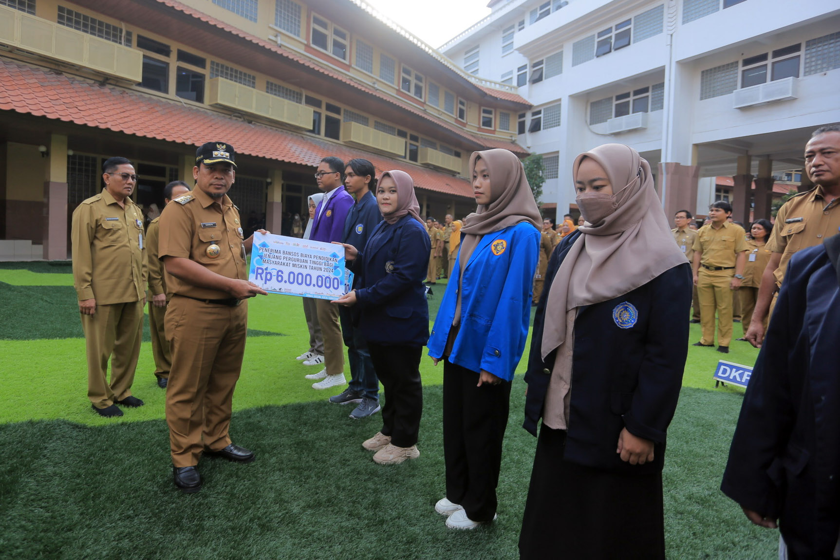 IMG-serahkan-bansos-pendidikan-pj-komitmen-pemkot-wujudkan-sdm-berdaya-saing