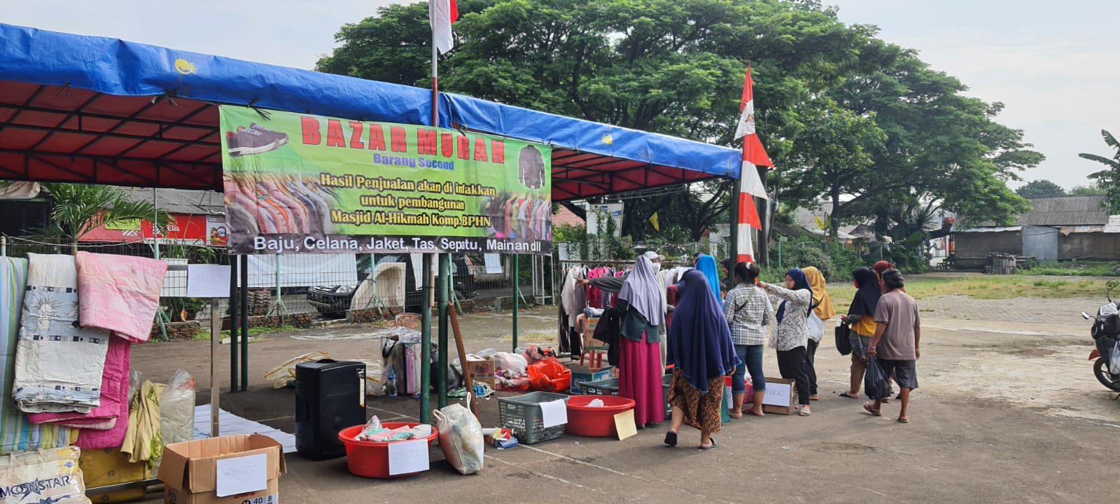 IMG-warga-donasikan-hasil-penjualan-bazar-murah-untuk-pembangunan-masjid-al-hikmah-kota-tangerang