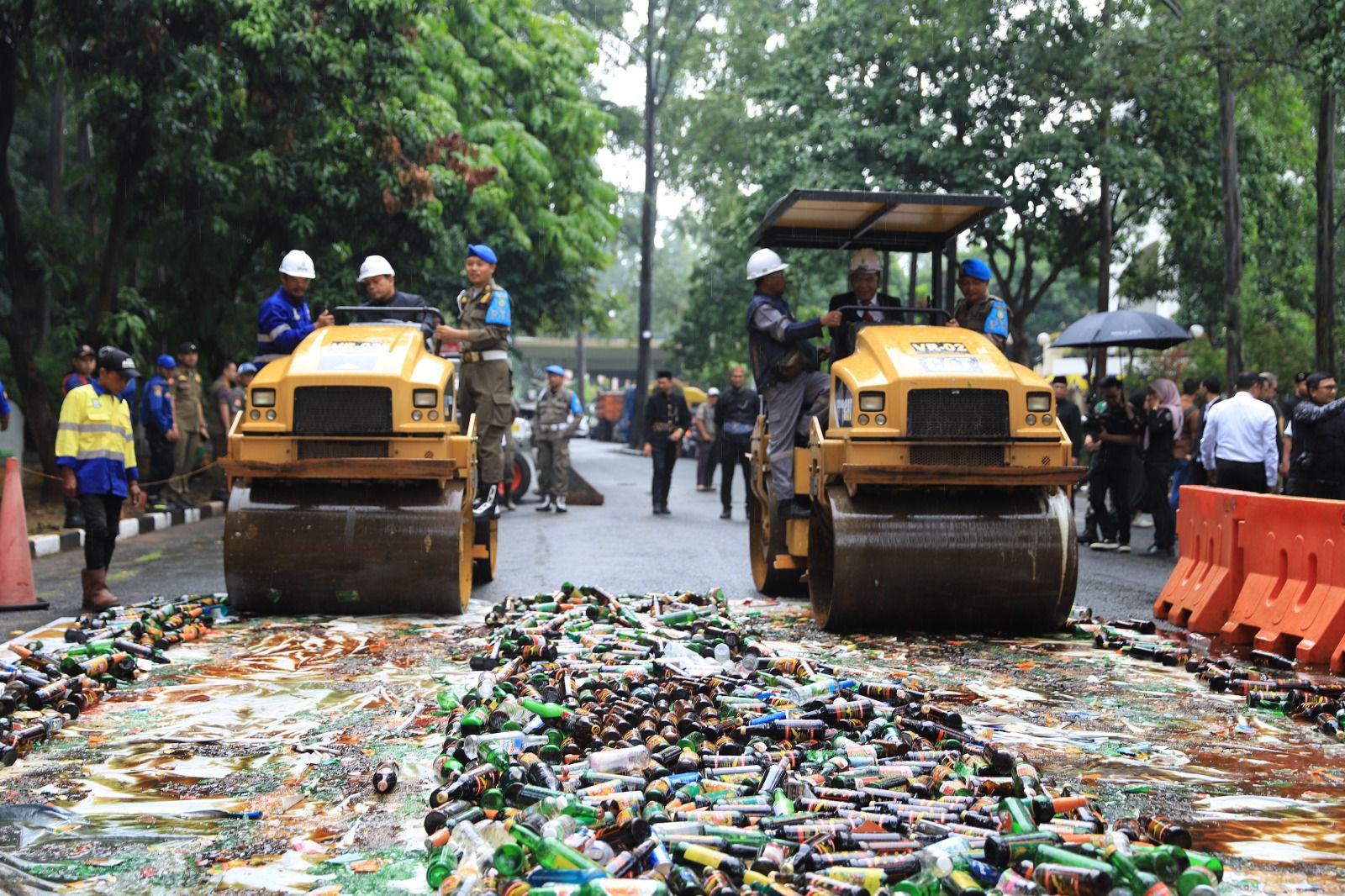 IMG-hut-ke-31-kota-tangerang-2-588-botol-miras-dimusnahkan