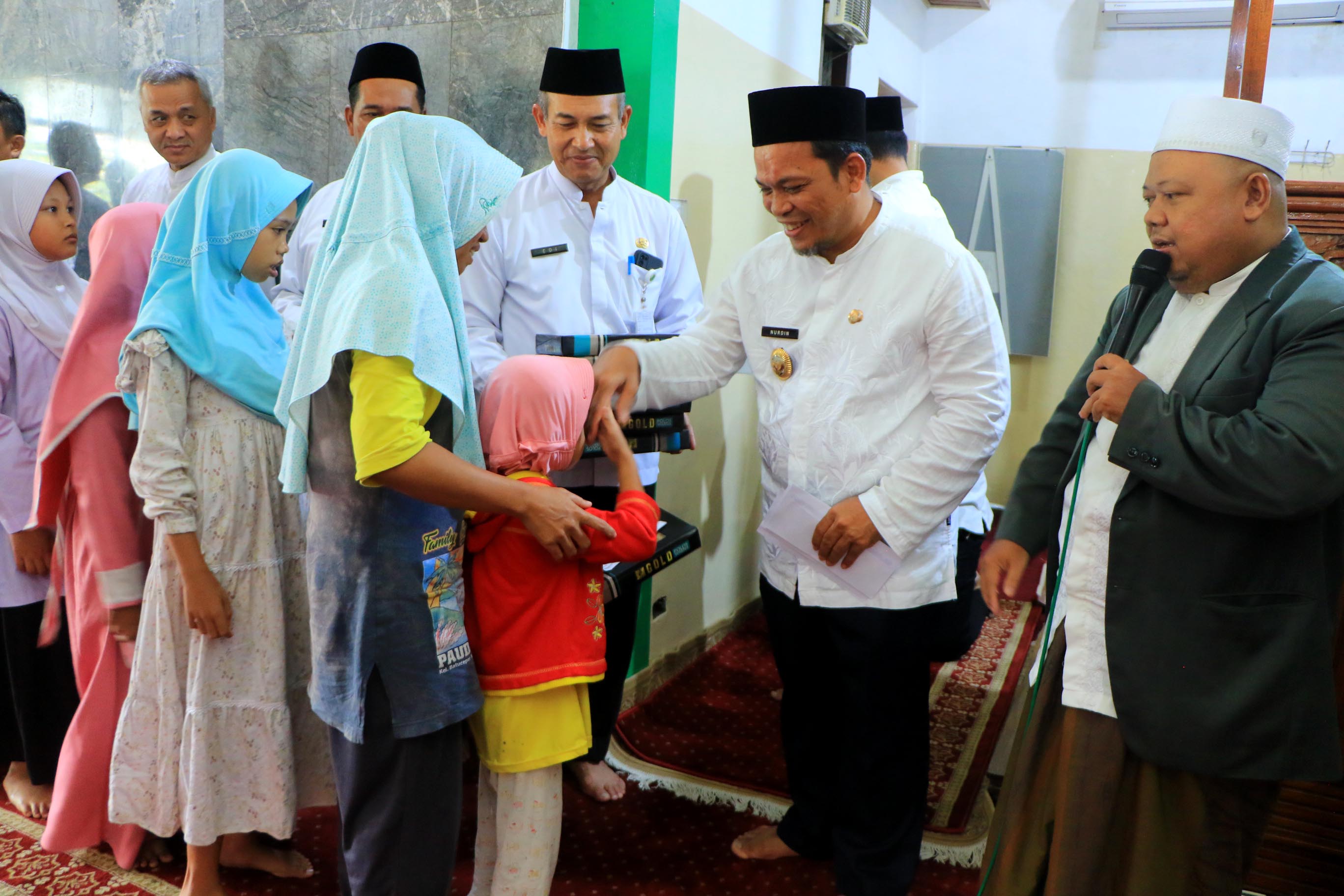 IMG-di-sela-safari-ramadan-nurdin-bagikan-santunan-ke-100-anak-yatim