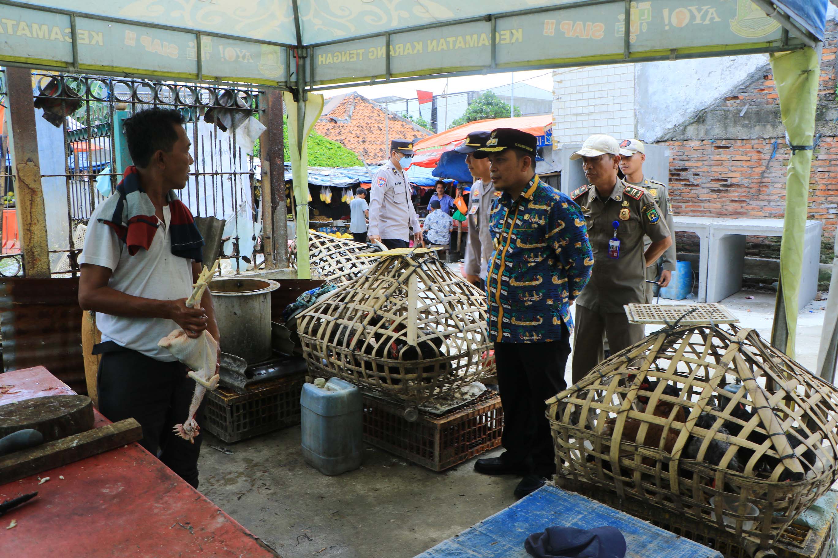 IMG-pj-puji-kreativitas-pedagang-dalam-menata-lapaknya-di-pasar-anyar-selatan-dan-mambo