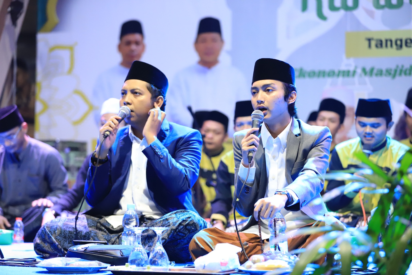 IMG-gus-azmi-berhasil-sedot-animo-masyarakat-kota-tangerang-berselawat-bersama-di-masjid-agung-al-ittihad