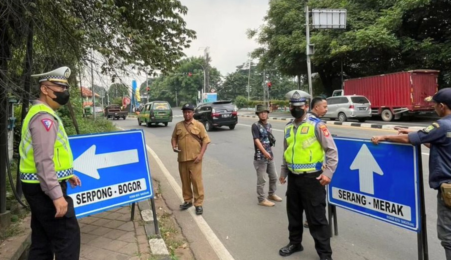 IMG-jelang-mudik-lebaran-dishub-kota-tangerang-mulai-pasang-rambu-petunjuk-jalan