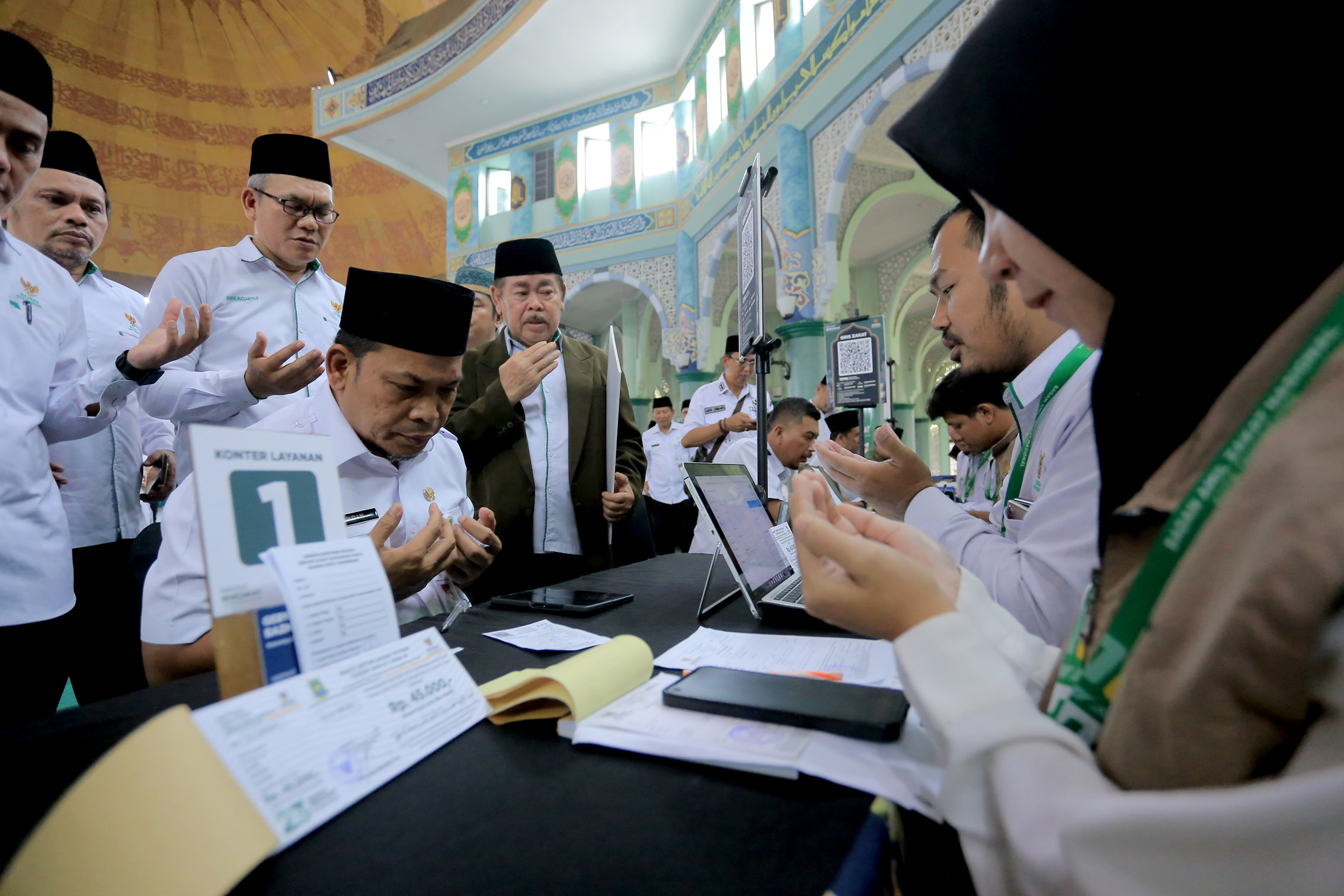 IMG-pemkot-bagikan-rp-3-4-miliar-zakat-dari-pegawai