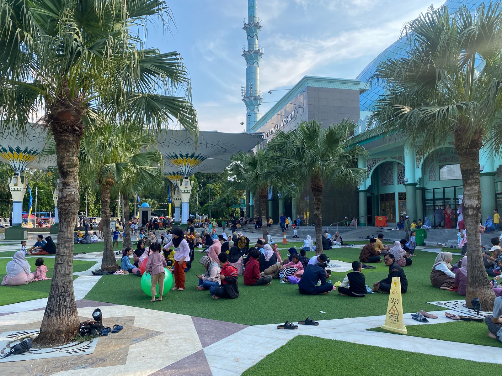 IMG-masjid-raya-al-a-zhom-kota-tangerang-destinasi-favorit-wisatawan-saat-libur-lebaran