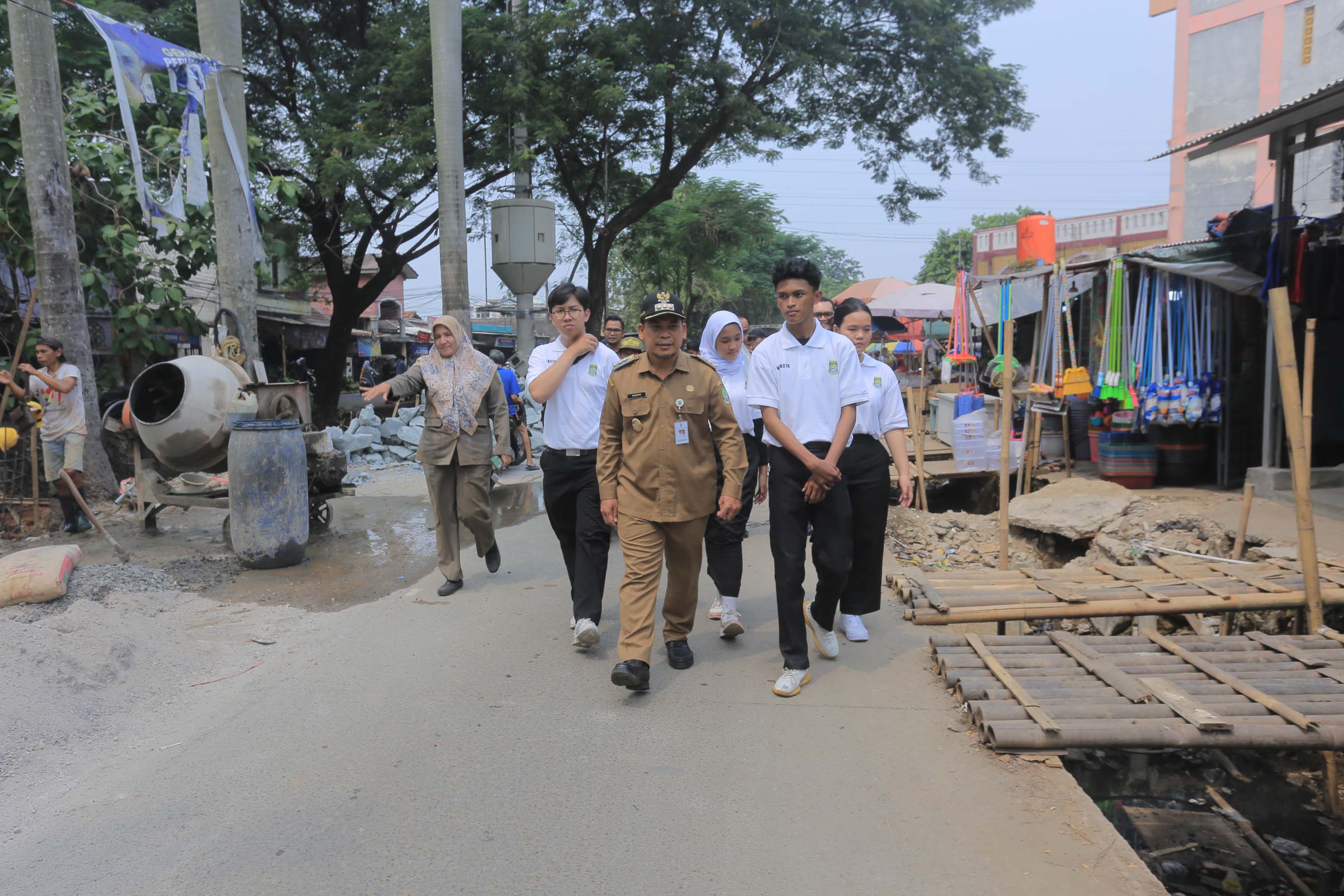 IMG-wali-kota-shjw-berikan-masukan-saat-dampingi-pj-tinjau-berbagai-pelayanan-dan-fasos-fasum