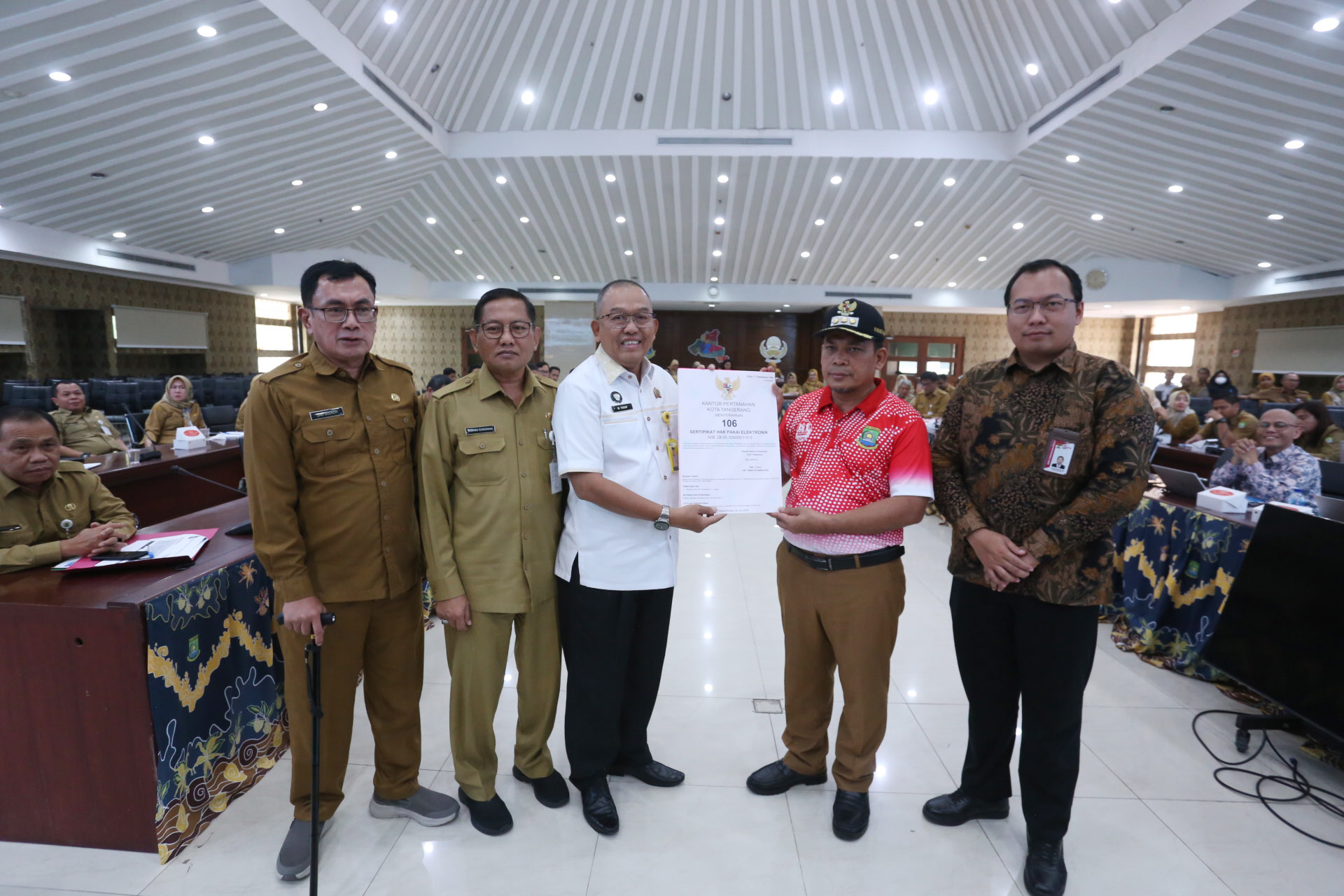 IMG-terima-106-sertipikat-elektronik-dari-kantah-dr-nurdin-wujud-komitmen-bersama-untuk-tuntaskan-aset-daerah