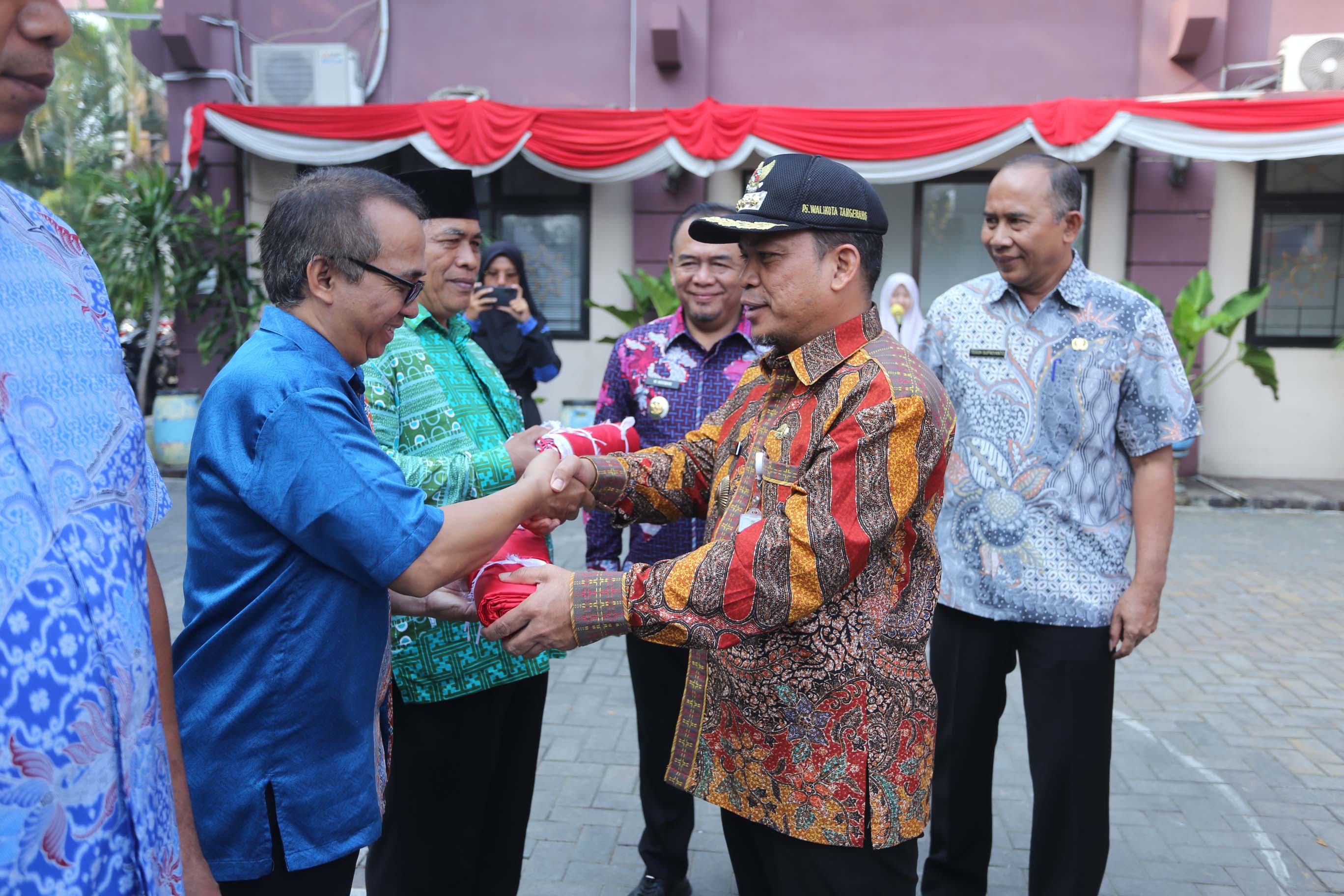 IMG-bagikan-1000-bendera-merah-putih-dr-nurdin-ajak-masyarakat-menyemarakkan-bulan-kemerdekaan-ri