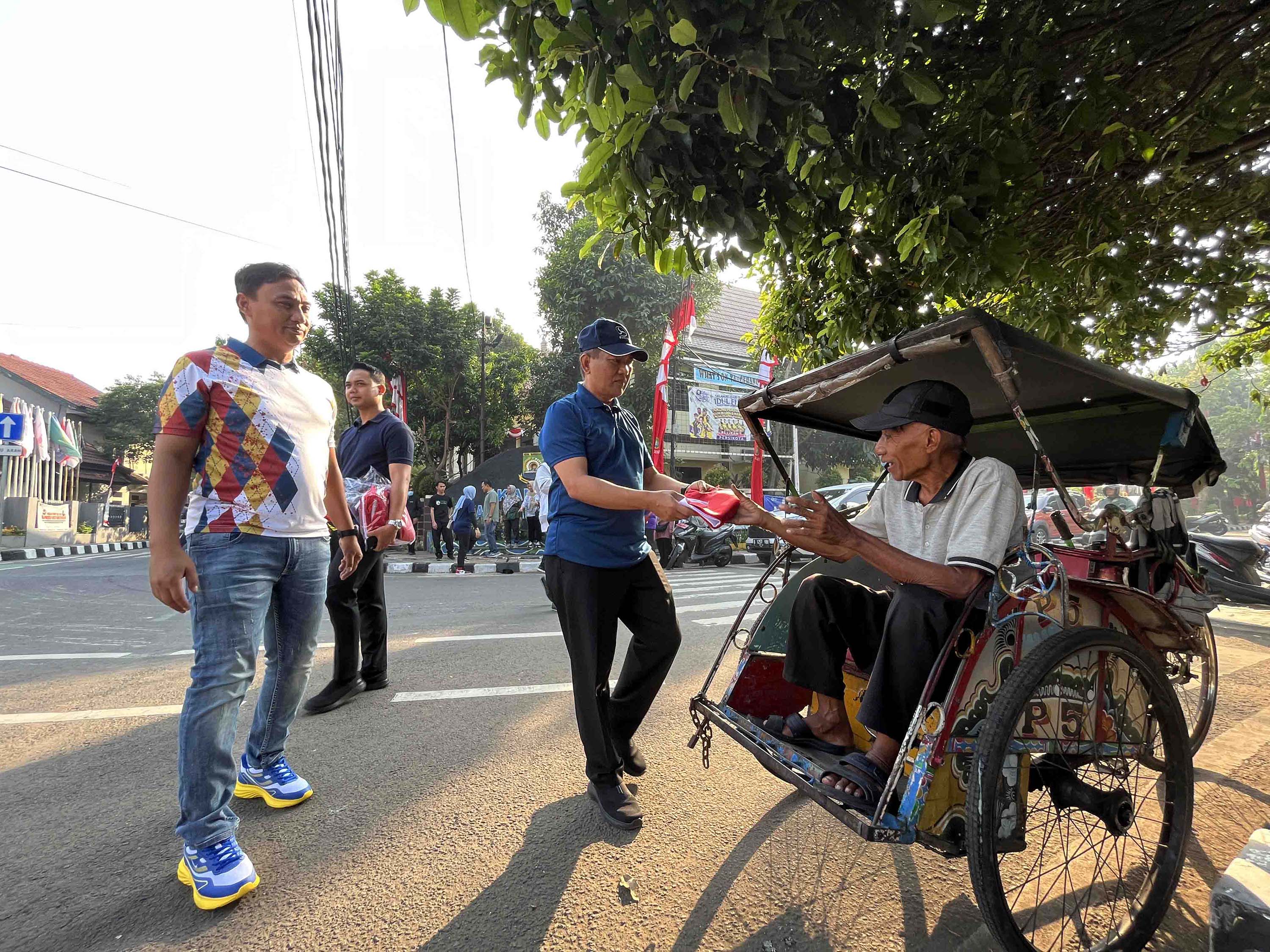 IMG-sambut-hut-kemerdekaan-ri-pegawai-pemkot-bagi-bagi-bendera-dan-mengecat-kanstin