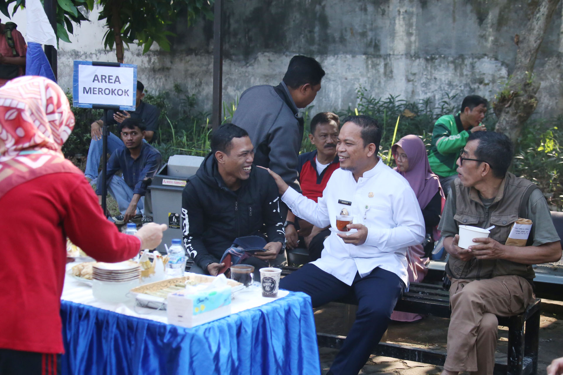 IMG-hadirkan-kopi-senyum-dr-nurdin-sambil-tunggu-layanan-disdukcapil-bisa-sambil-ngemil