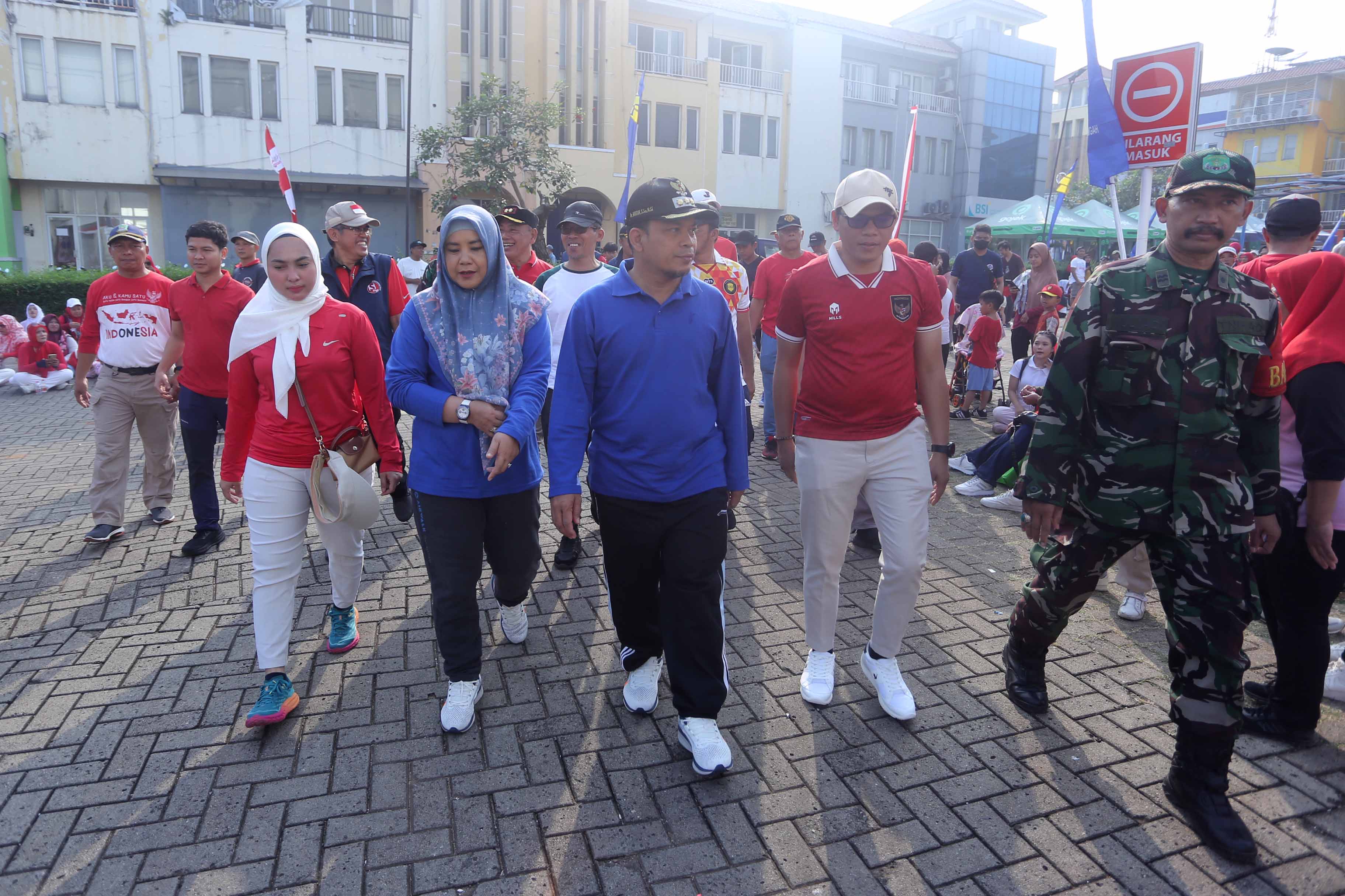 IMG-sambut-hut-ri-pj-dan-istri-bersama-ribuan-warga-semarakkan-gerak-jalan-sehat