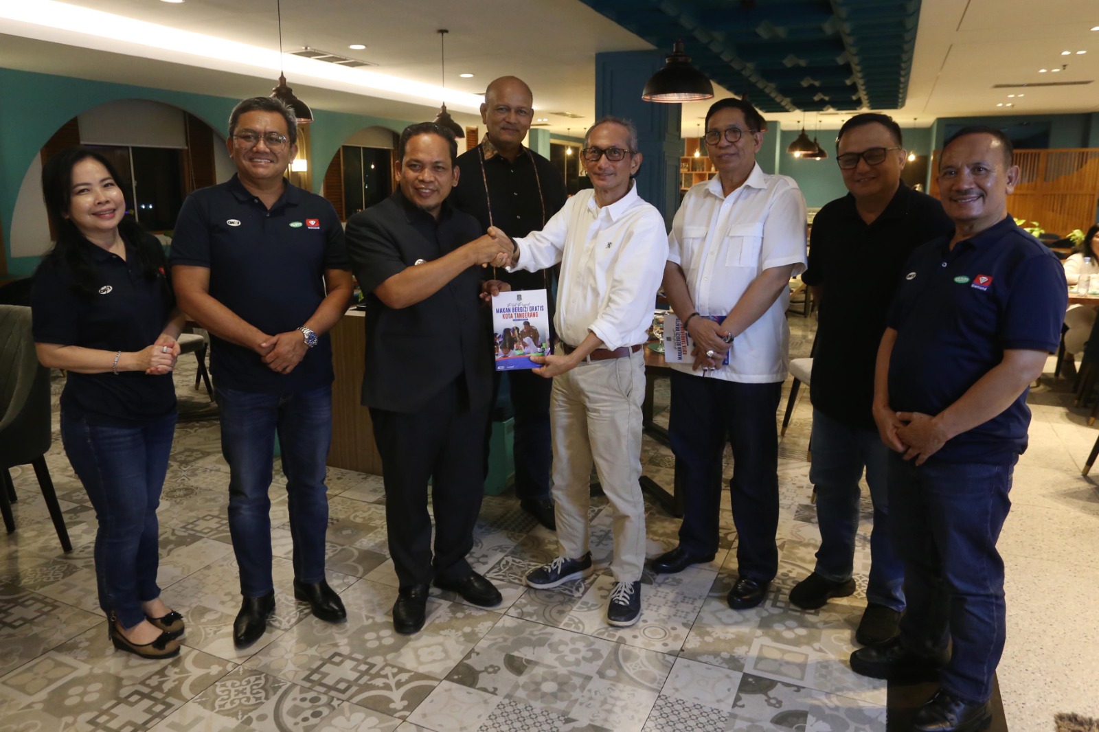 IMG-dinilai-berhasil-dr-nurdin-serahkan-buku-pelaksanaan-uji-coba-mbg-di-kota-tangerang