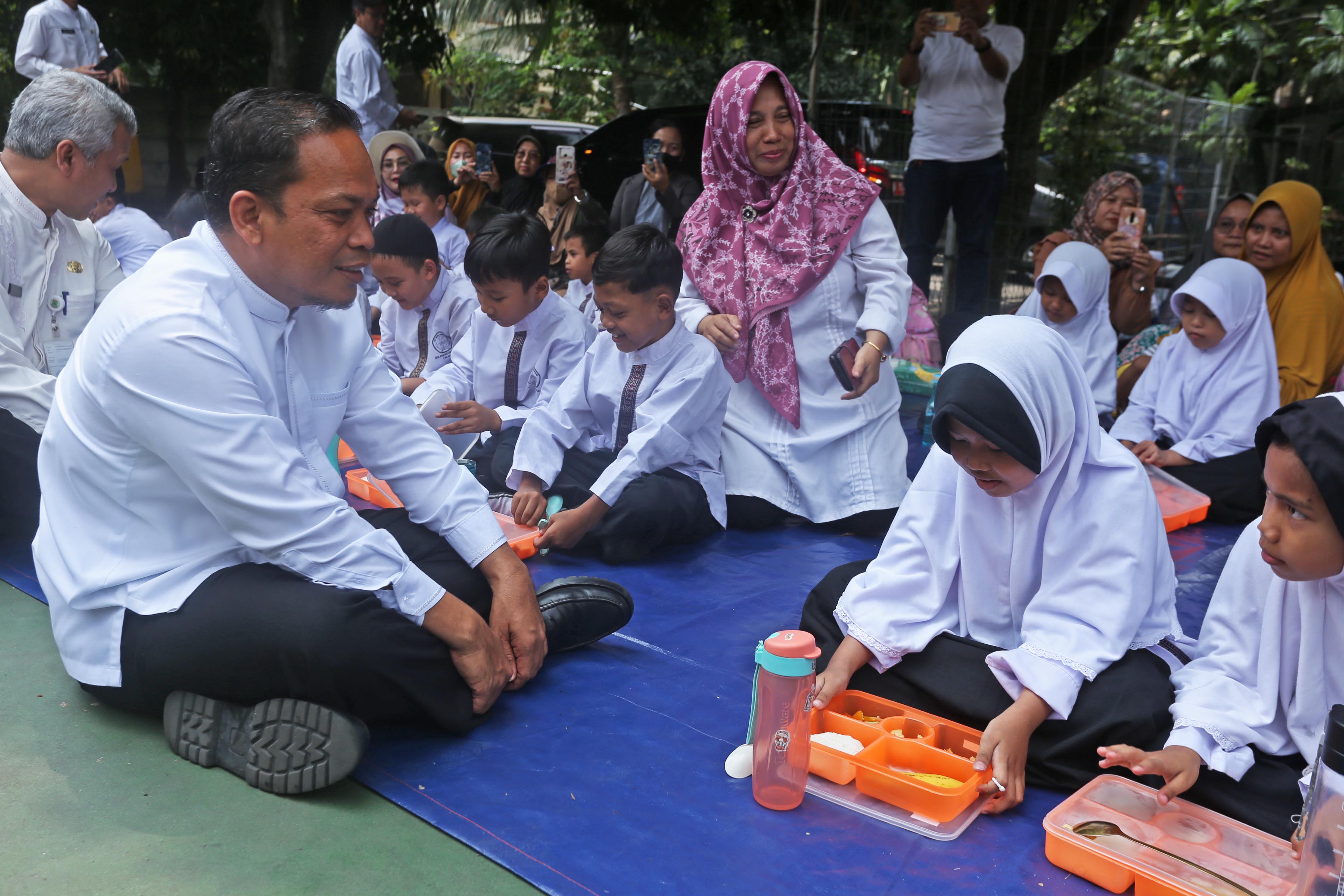 IMG-dua-minggu-pembiasaan-mbg-berjalan-lancar-pj-sampaikan-sejumlah-masukan-dari-orang-tua-murid