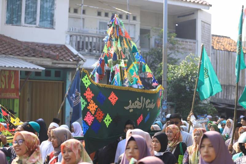 kirab-perahu-bersejarah-tradisi-maulid-nabi-khas-kota-tangerang