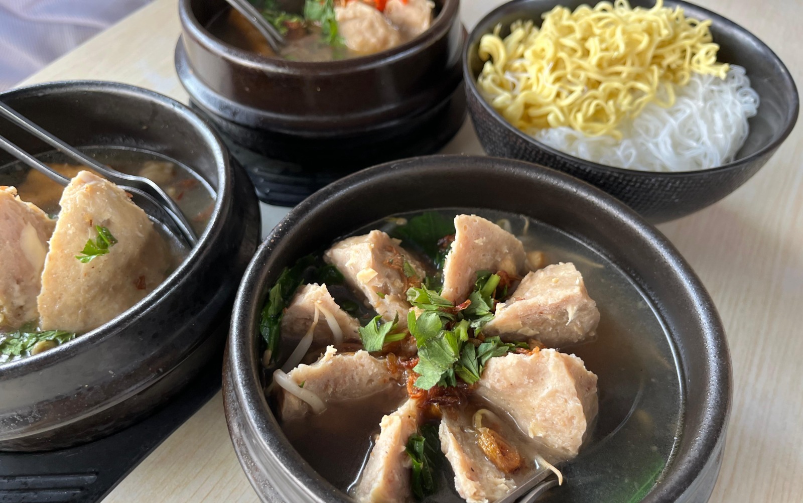 kedai-rusuk-omah-pawon-kota-tangerang-bakso-dengan-sajian-hot-bowl-ala-korea