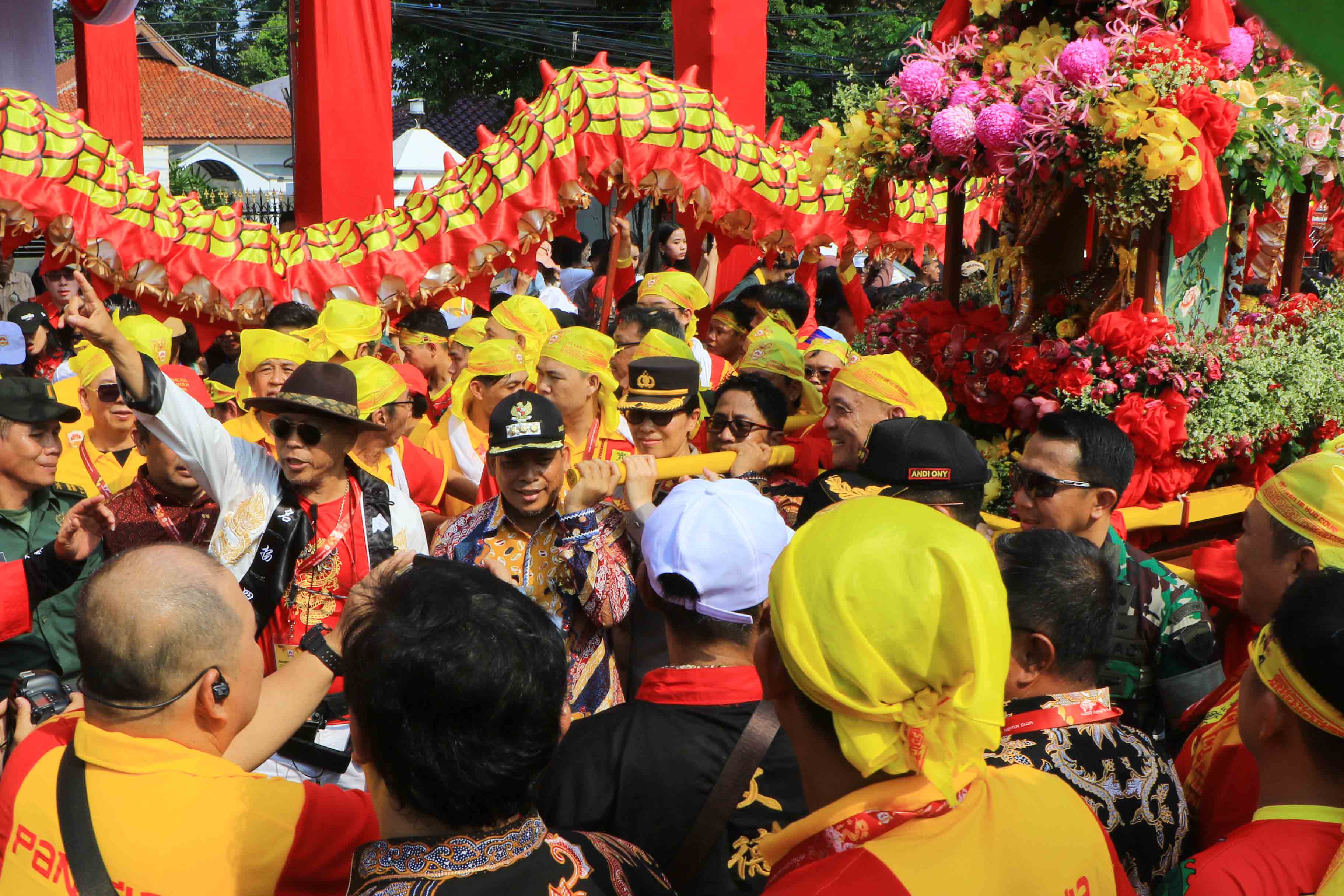 meriah-puluhan-ribu-wisatawan-padati-prosesi-12-tahunan-gotong-toapekong-di-kota-tangerang