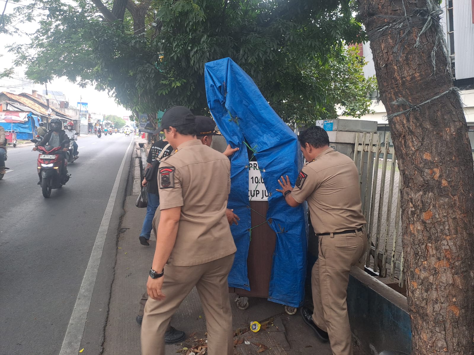 trantib-kecamatan-karang-tengah-kota-tangerang-tindak-tegas-parkir-liar-dan-pkl