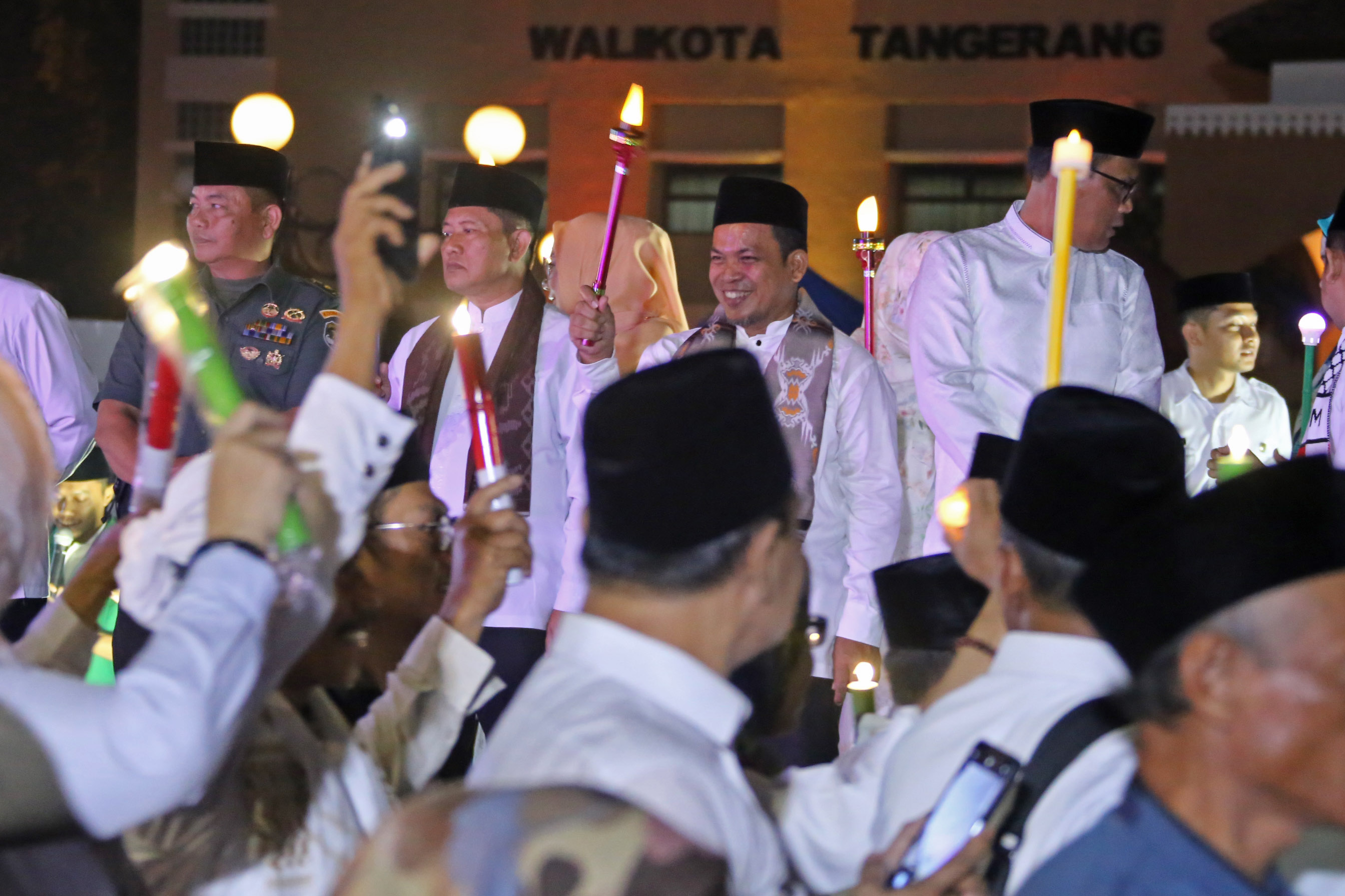 pawai-obor-dan-kirab-gunungan-meriahkan-festival-maulid-nusantara-dr-nurdin-perpaduan-apik-tradisi-keislaman-dan-kebudayaan