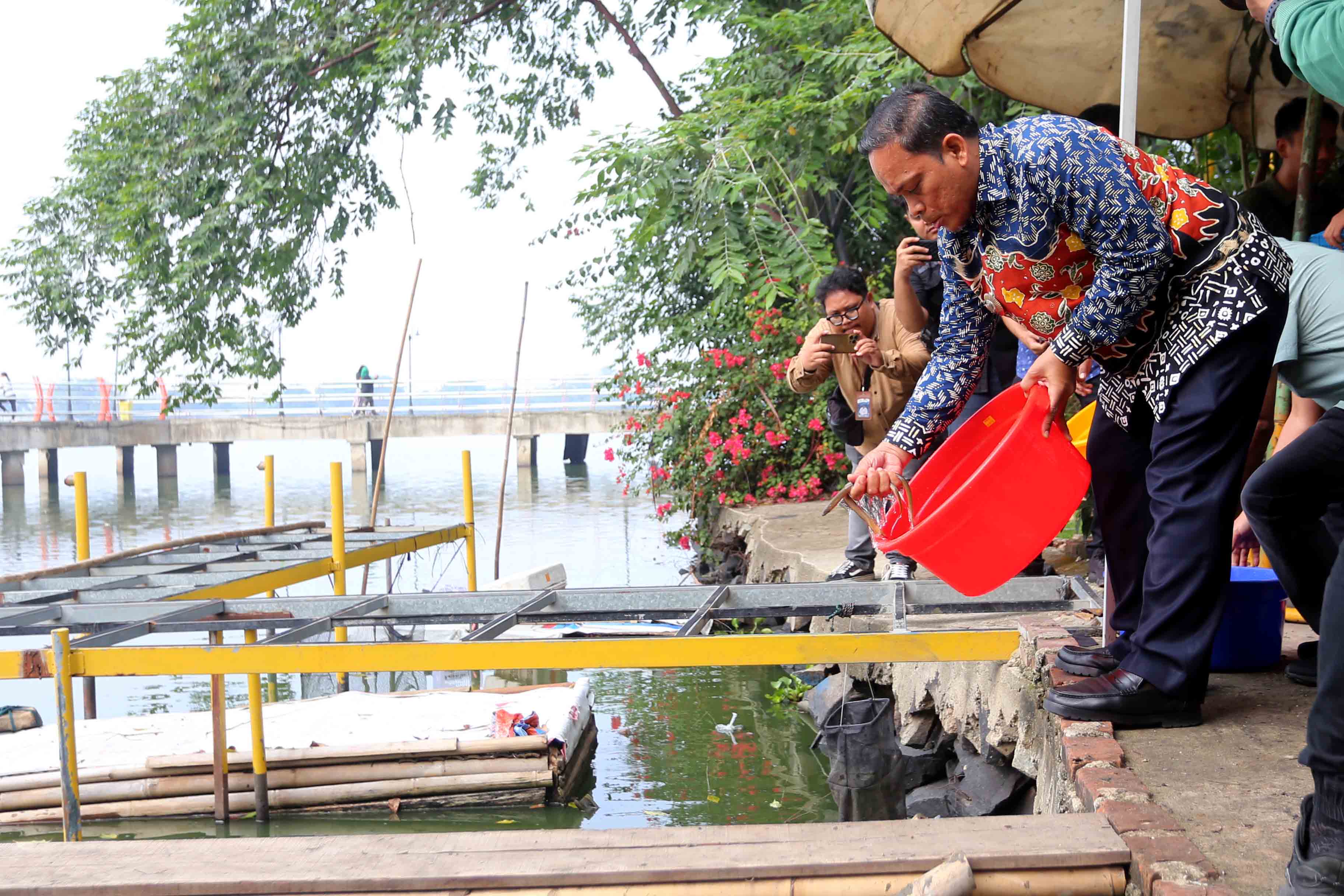 wujudkan-kota-nyaman-dan-layak-huni-pemkot-dan-kejaksaan-lepas-benih-ikan