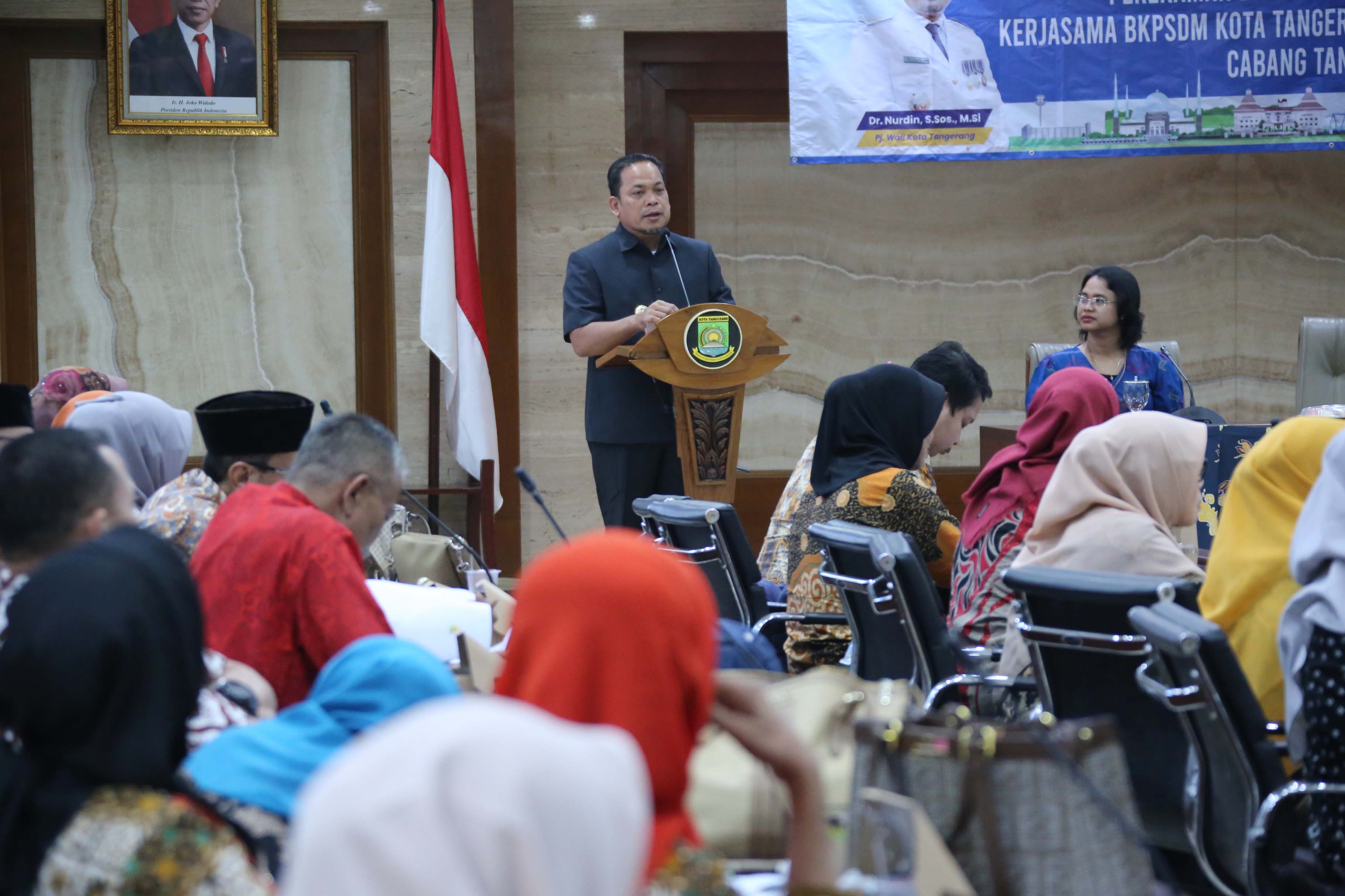 IMG-serahkan-sk-pensiun-serta-kenaikan-jabatan-asn-dr-nurdin-terus-berprestasi-dan-berkontribusi