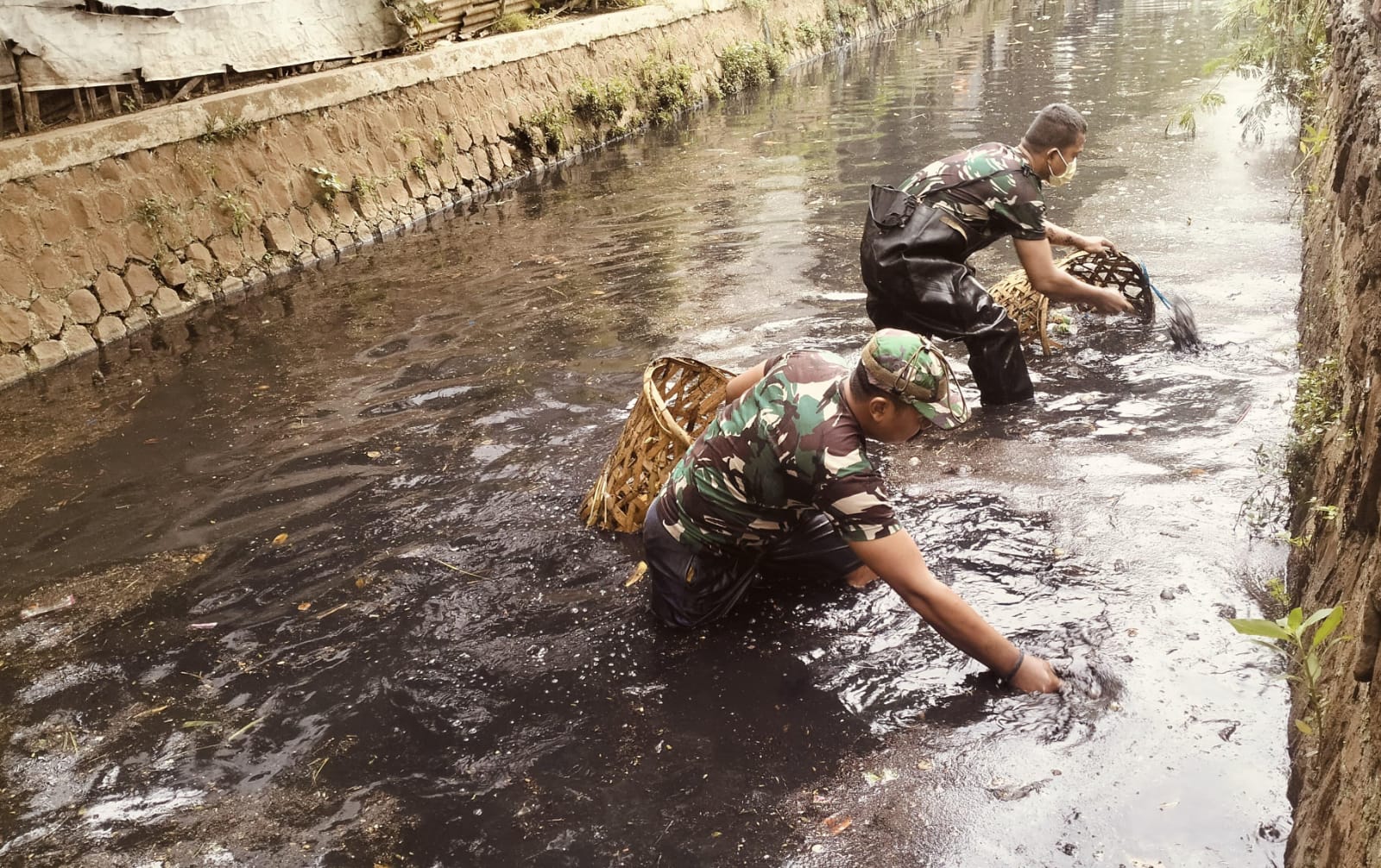 tiga-pilar-kecamatan-ciledug-kerja-bakti-pembersihan-sampah-kali-wadas