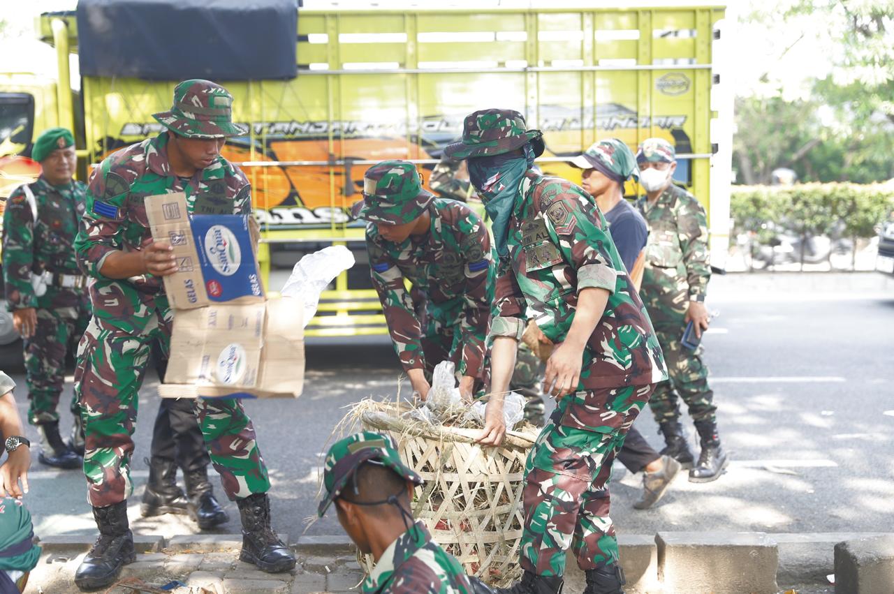 kodim-0506-tangerang-meriahkan-hut-ke-79-tni-dengan-gelar-karya-bakti-pembersihan-pasar-induk-tanah-tinggi