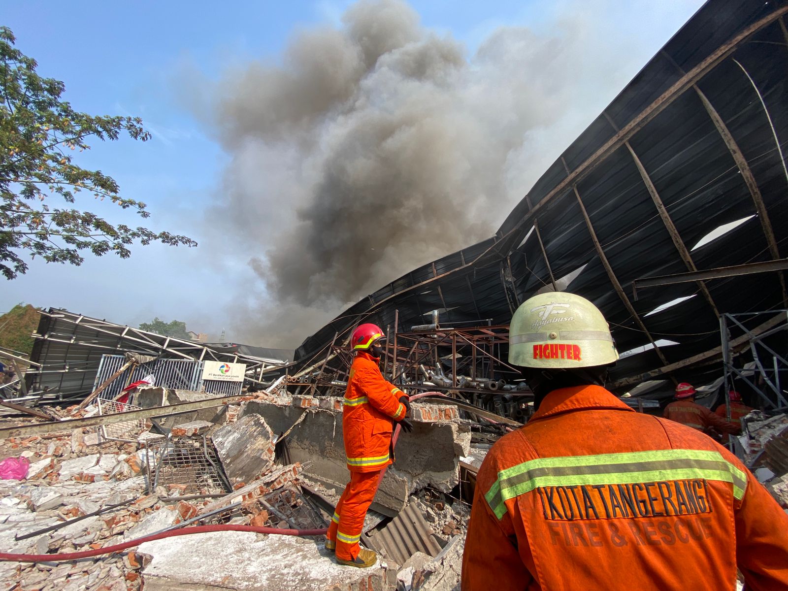 hambat-proses-pemadaman-bpbd-kota-tangerang-imbau-warga-tidak-berkerumun-nonton-peristiwa-kebakaran