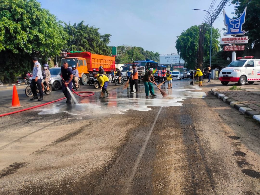 petugas-gabungan-gerak-cepat-tangani-tumpahan-oli-di-jalan-jenderal-sudirman-kota-tangerang