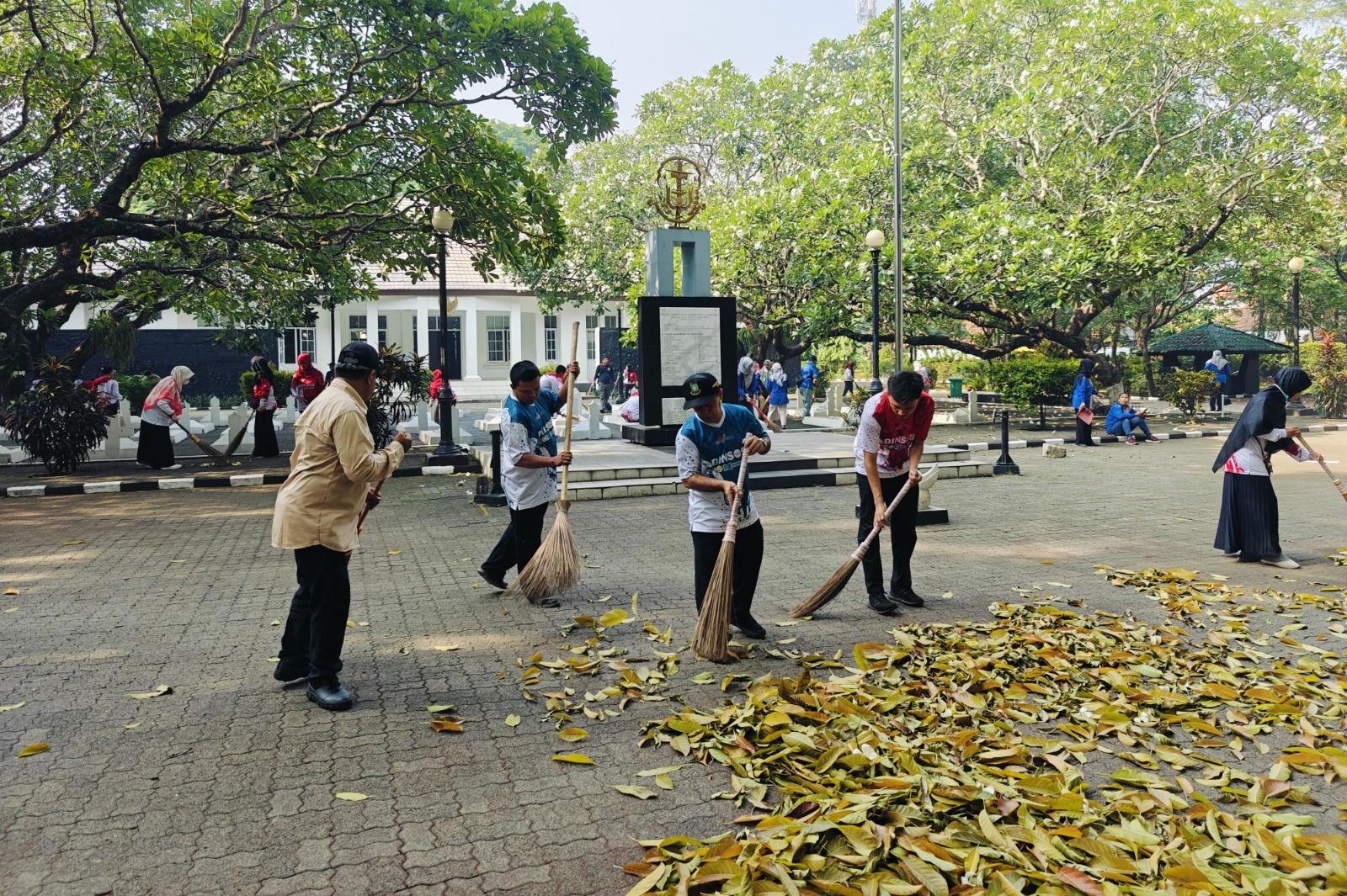 IMG-sambut-hari-pahlawan-2024-pemkot-tangerang-bersih-bersih-taman-makam-pahlawan-taruna