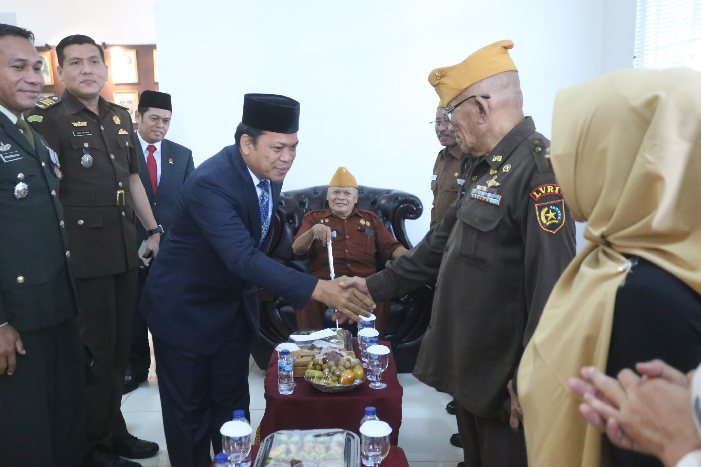 peringati-hari-pahlawan-pj-wali-kota-sambangi-dan-berbagi-untuk-veteran