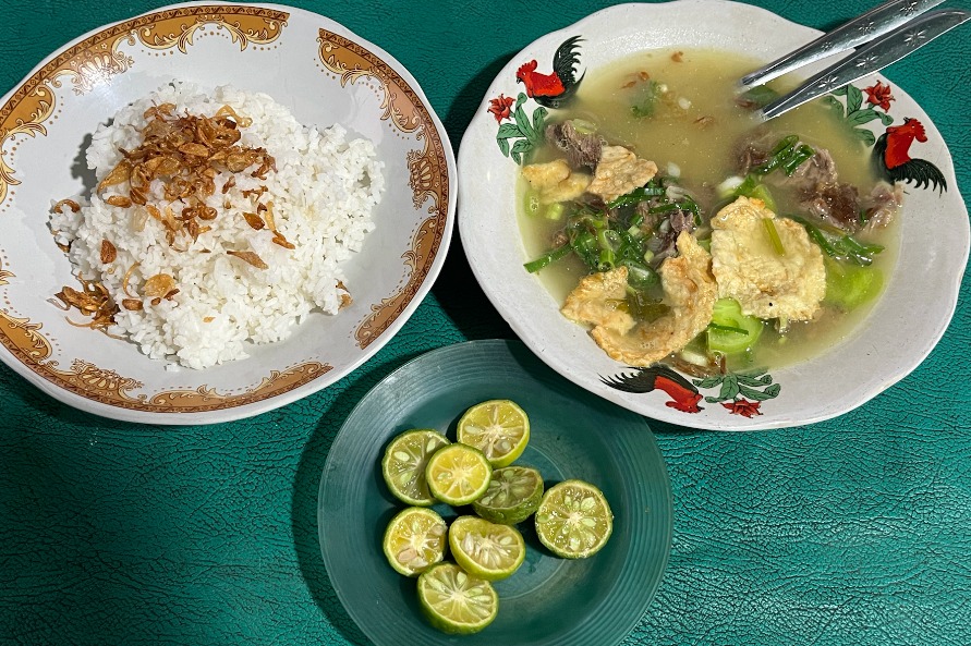 IMG-seruput-sop-kuah-kaleng-warung-sami-rasa-legenda-kuliner-tangerang-yang-tak-boleh-dilewatkan