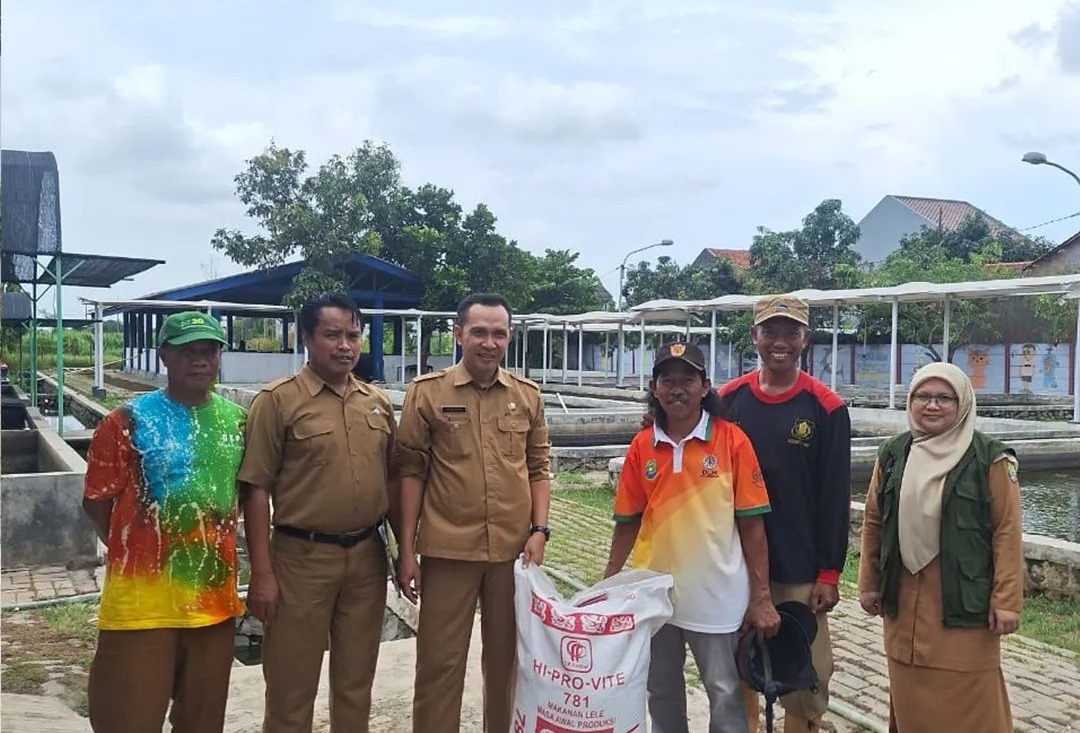 pemkot-tangerang-salurkan-3-81-ton-bantuan-pakan-ikan-sepanjang-2024