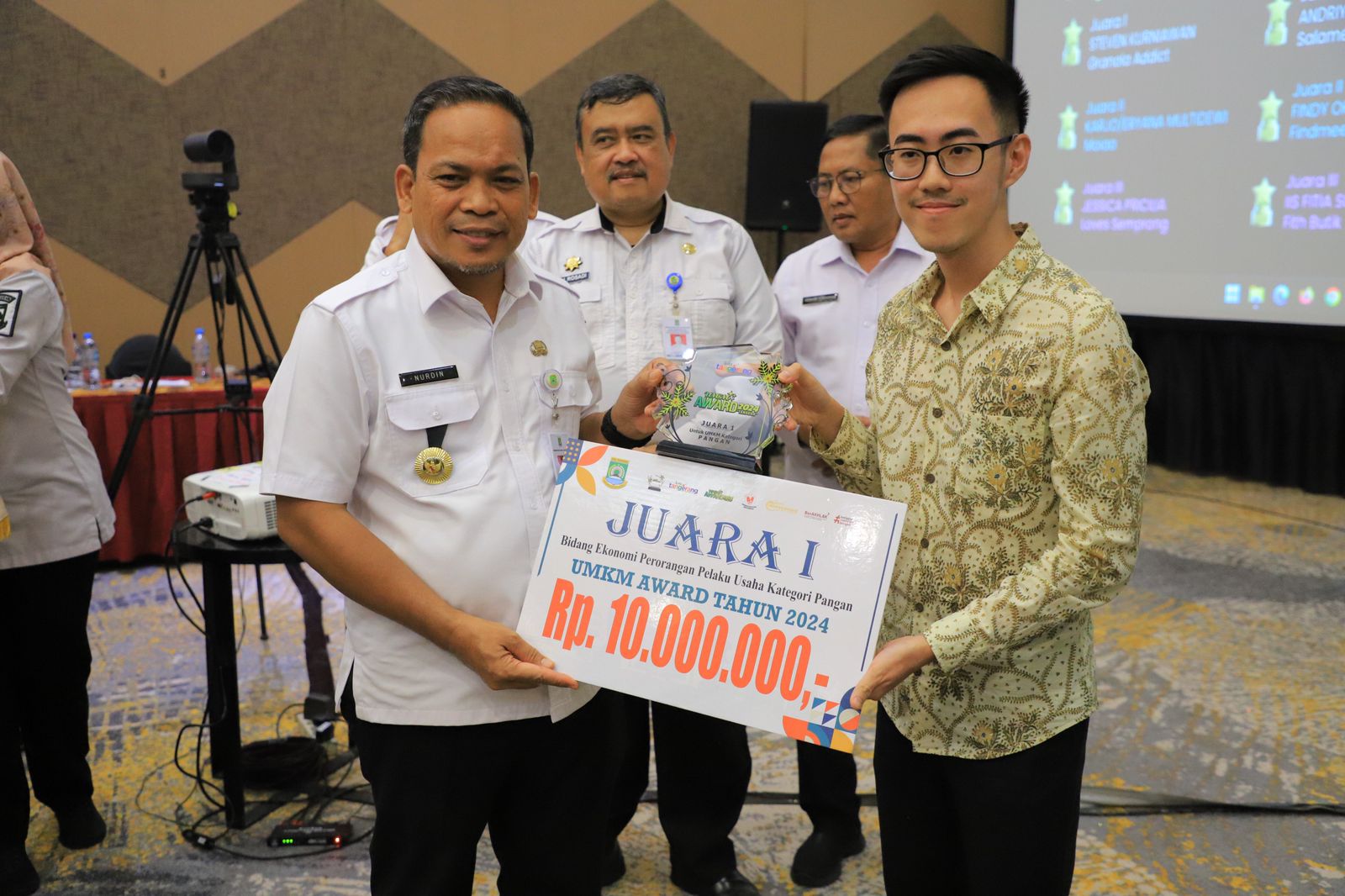 IMG-pemkot-tangerang-berikan-apresiasi-pelaku-usaha-di-umkm-award-2024