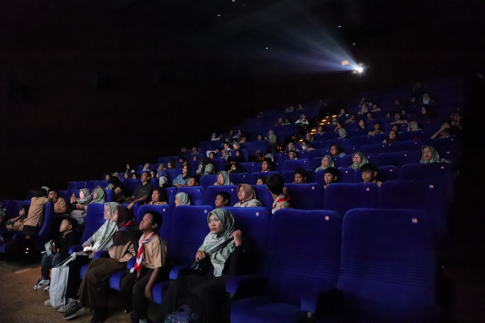 IMG-peringati-hari-anak-sedunia-pemkot-tangerang-nonton-bioskop-bareng-anak-disabilitas