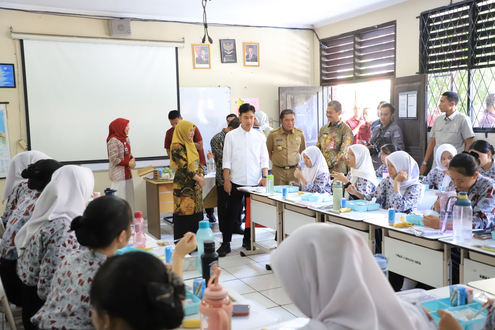 ratusan-siswa-sambut-kedatangan-wakil-presiden-gibran-rakabuming-ke-smkn-3-kota-tangerang