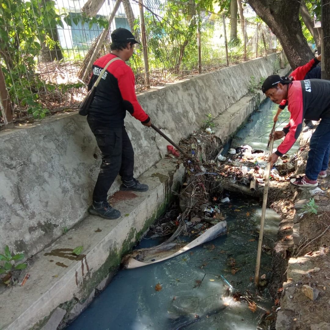 antisipasi-banjir-satgas-kecamatan-karawaci-kota-tangerang-normalisasi-dan-bersihkan-drainase