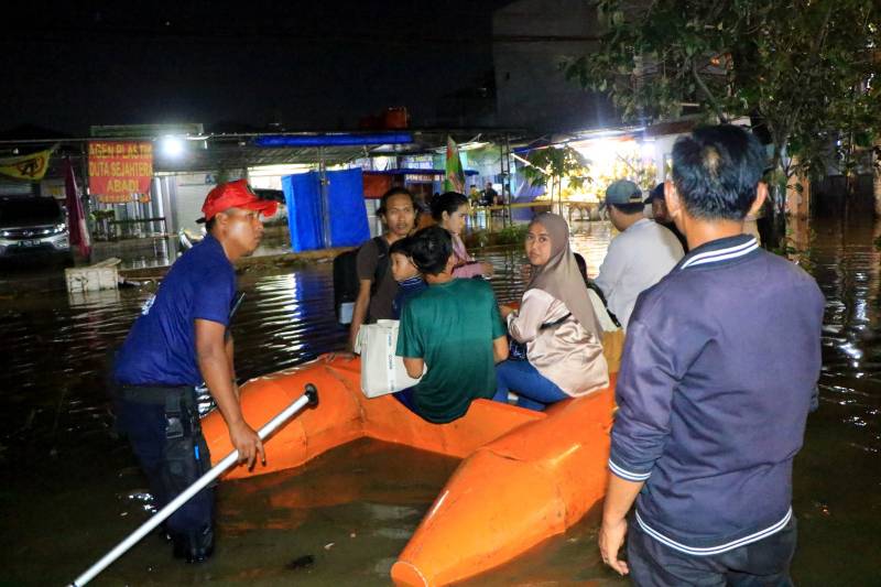 hingga-dini-hari-16-perahu-dikerahkan-menyisir-dan-mengevakuai-warga-terdampak-banjir