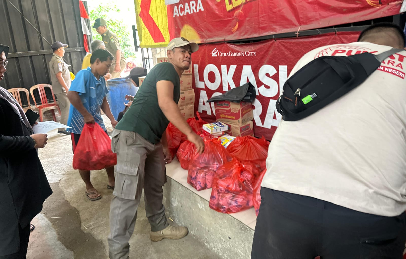 bantuan-logistik-dan-nasi-bungkus-terus-disalurkan-dinsos-kota-tangerang-di-lokasi-terdampak-banjir