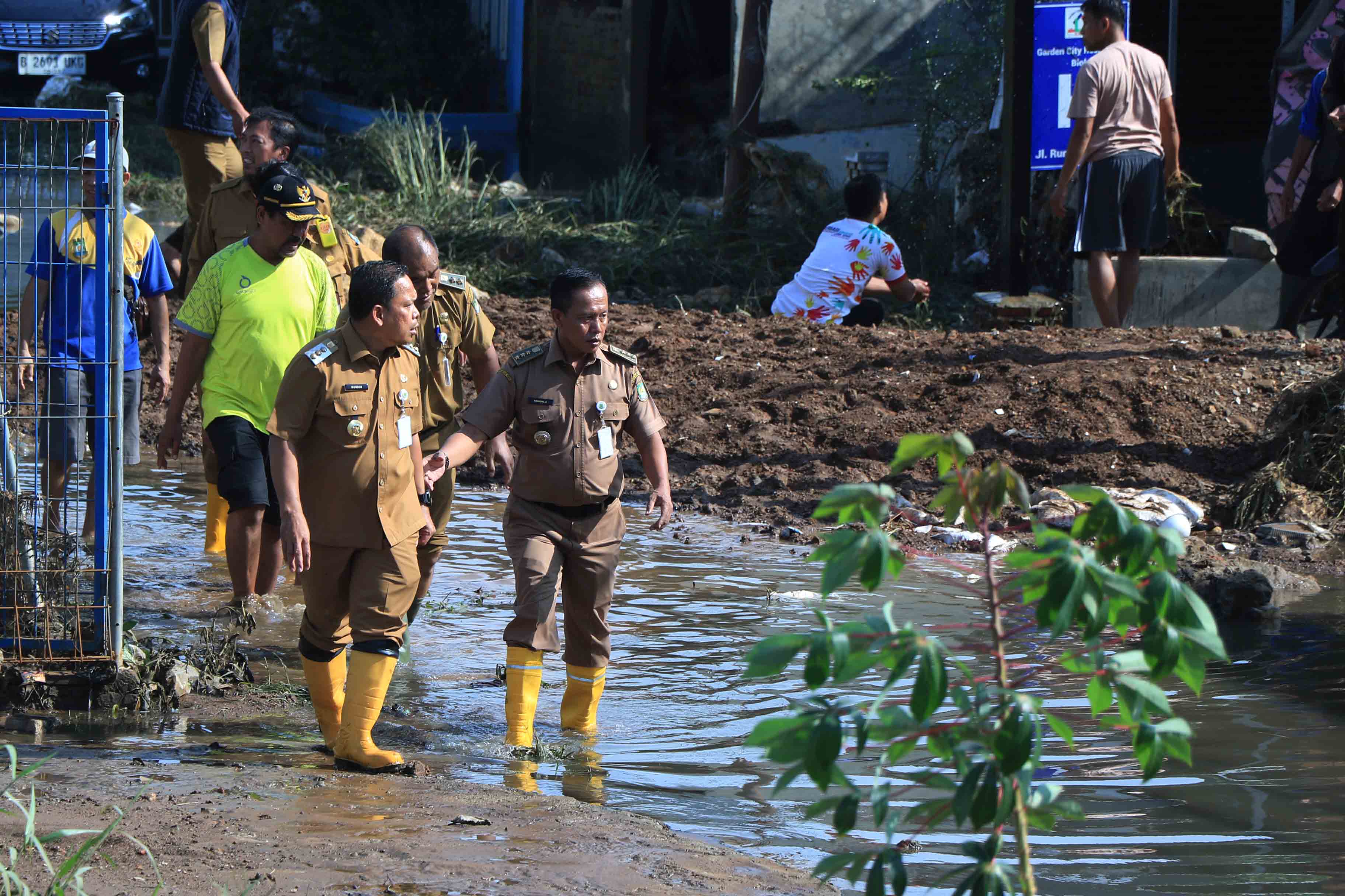 tangani-banjir-dr-nurdin-instruksikan-lanjutkan-pembangunan-turap-permanen