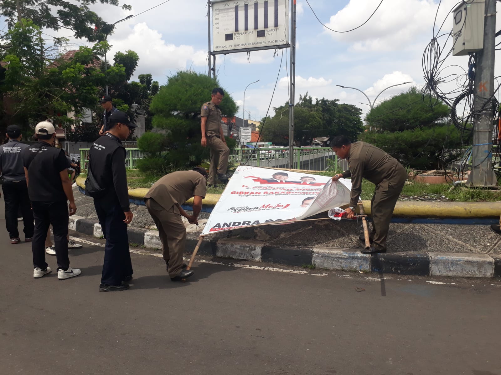 trantibum-kecamatan-ciledug-kota-tangerang-turunkan-alat-peraga-kampanye-pilkada-2024