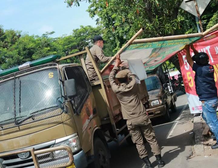 satpol-pp-kota-tangerang-tertibkan-alat-peraga-kampanye-pilkada-serentak-2024