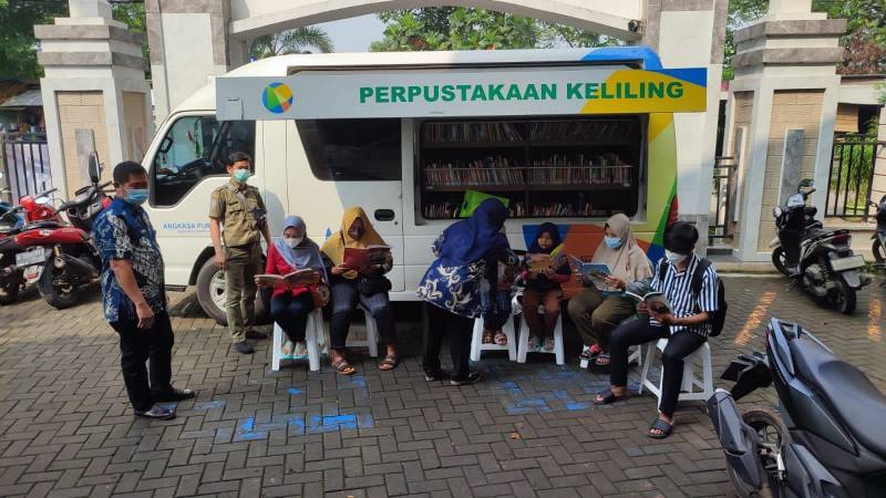 mobil-perpustakaan-keliling-kota-tangerang-menyambangi-1-000-titik-lebih-ruang-publik-sepanjang-2024