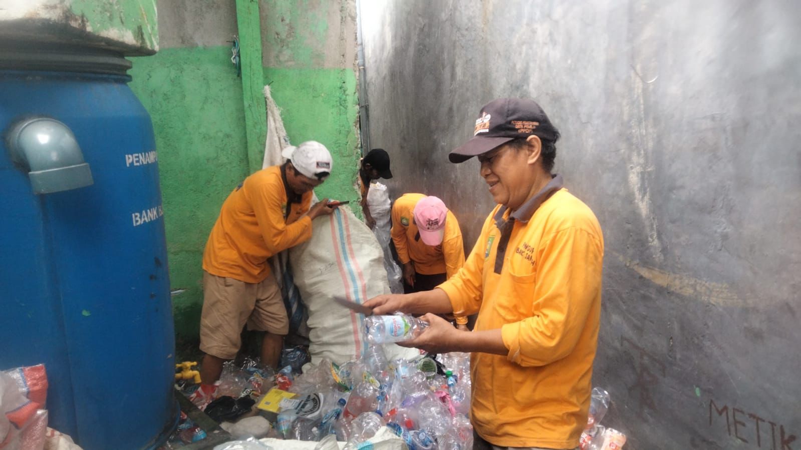 bank-sampah-rompi-kecamatan-larangan-berhasil-ubah-sampah-menjadi-pundi-rupiah