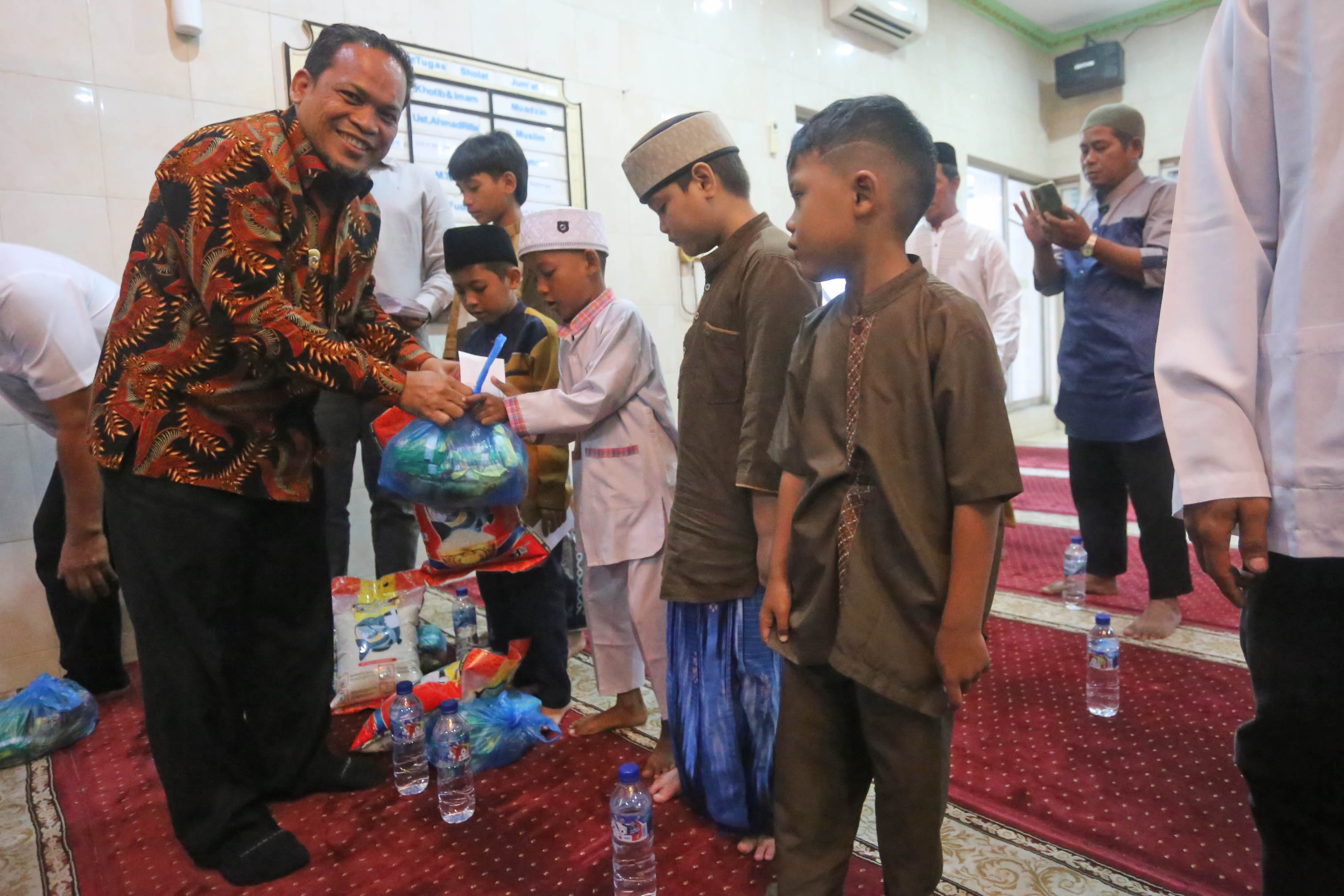 berdayakan-masjid-sebagai-pusat-kegiatan-sosial-dr-nurdin-tak-hanya-tempat-beribadah-tapi-berbagi-berkah-kepada-sesama